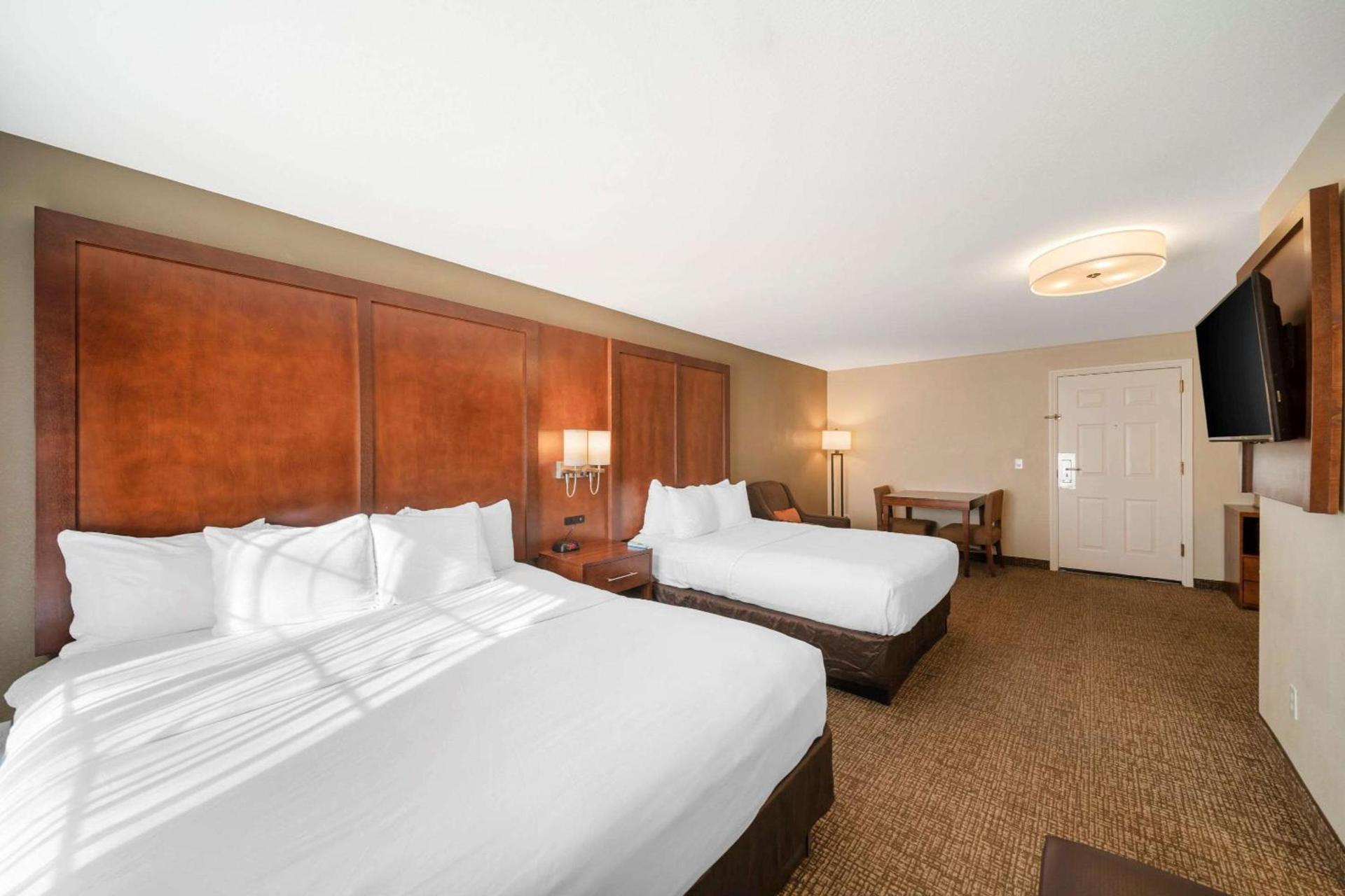 Comfort Suites Red Bluff near I-5 photo 10