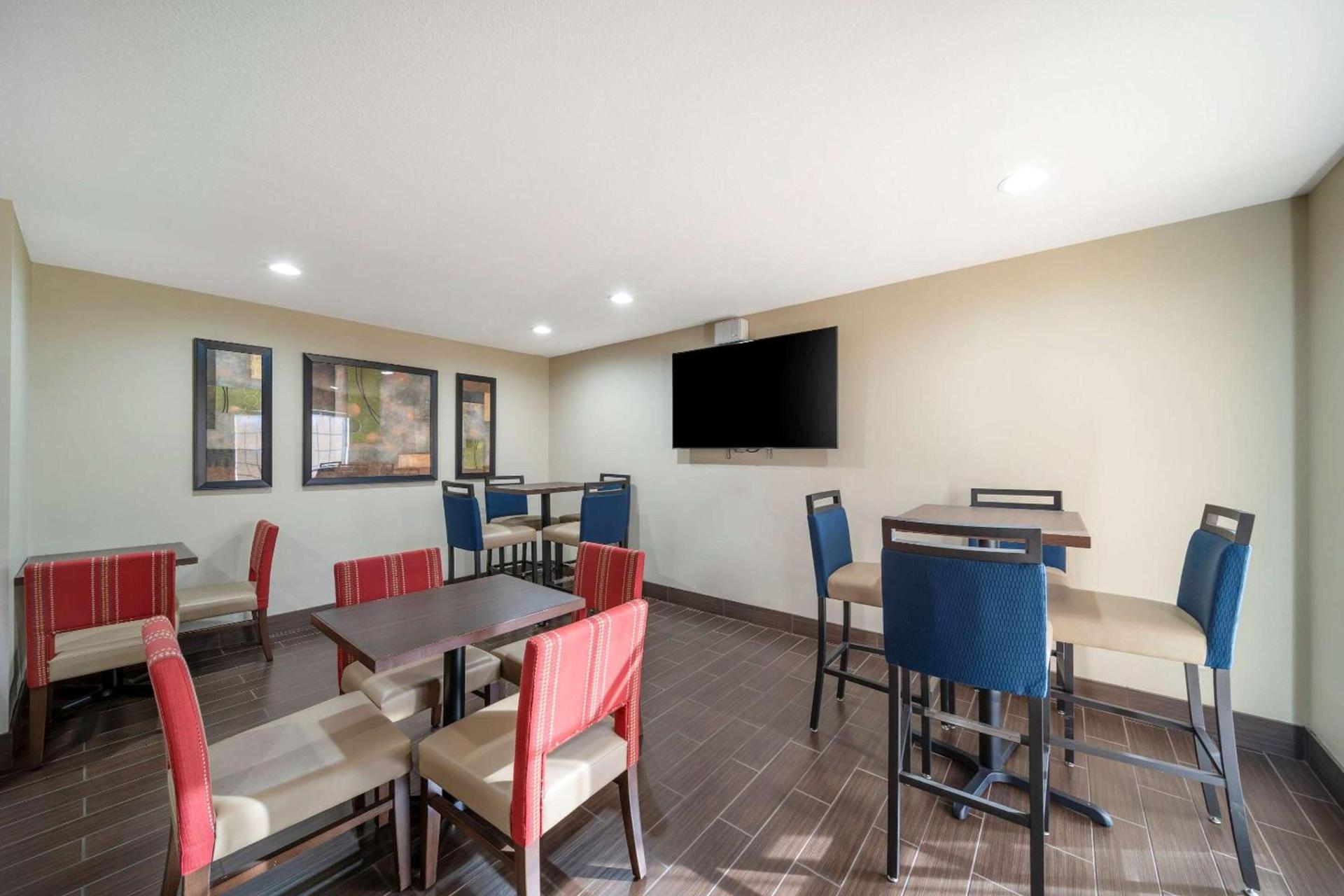 Comfort Suites Red Bluff near I-5 photo 11