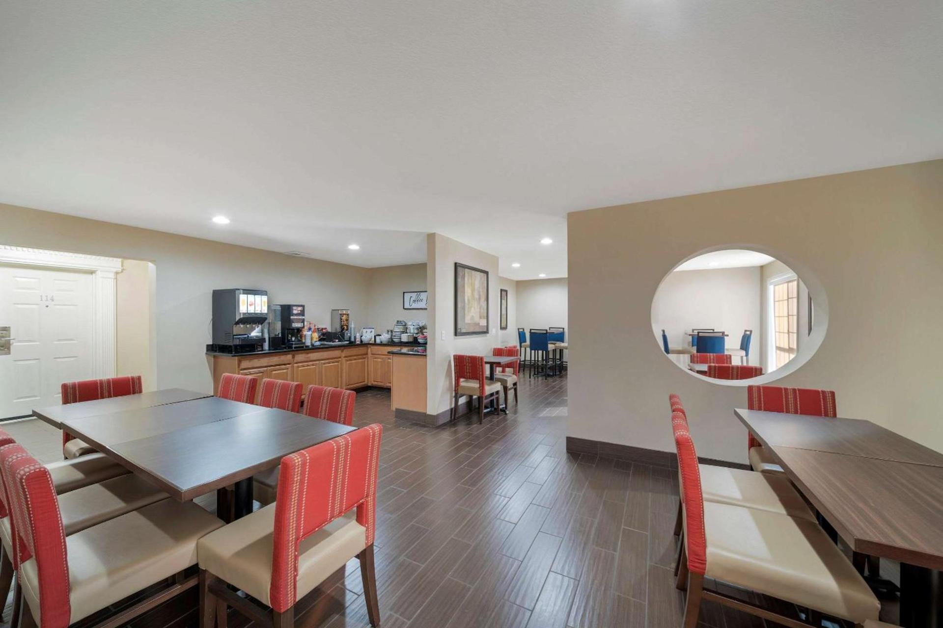 Comfort Suites Red Bluff near I-5 photo 12
