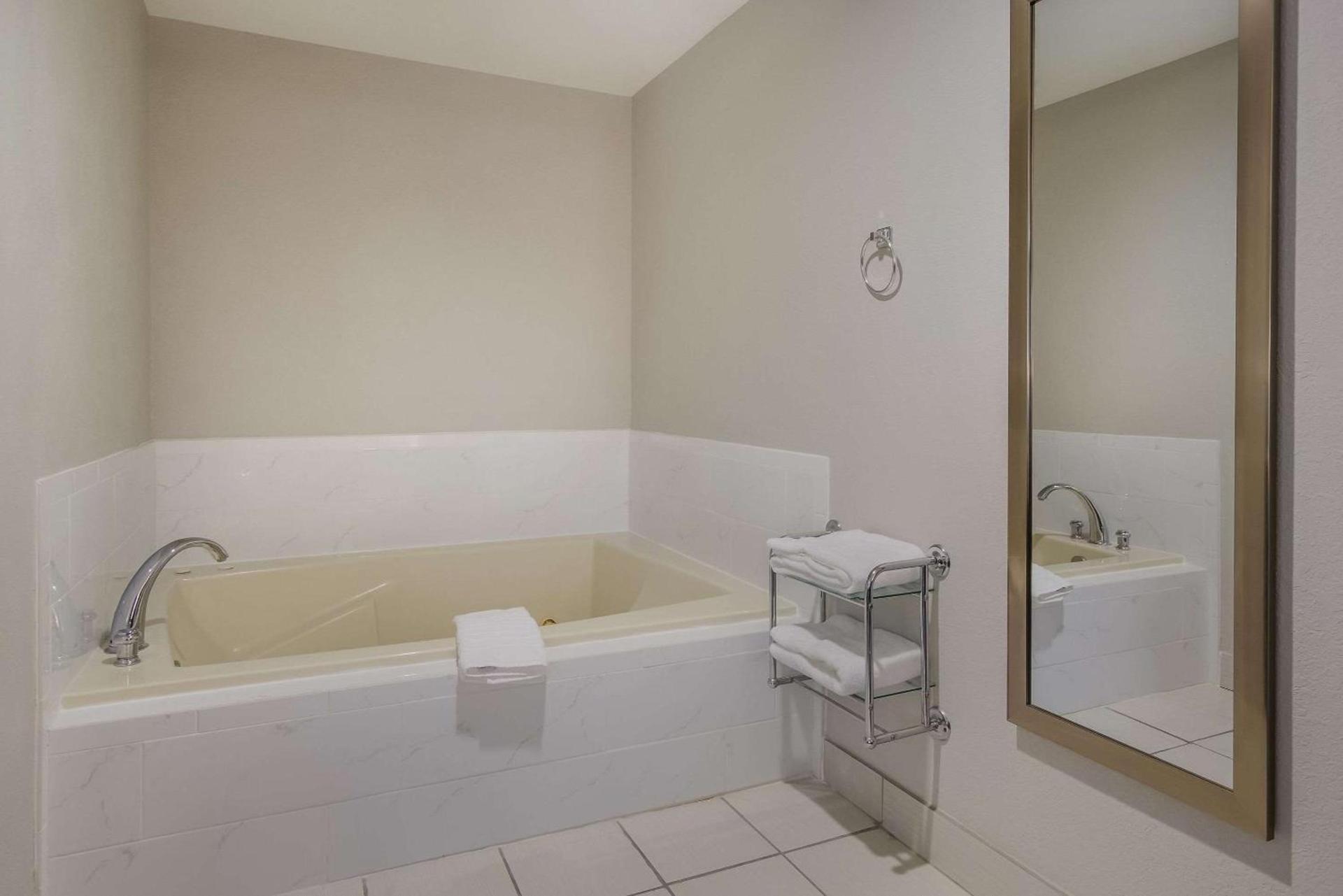 Clarion Pointe Harrodsburg-Danville photo 19