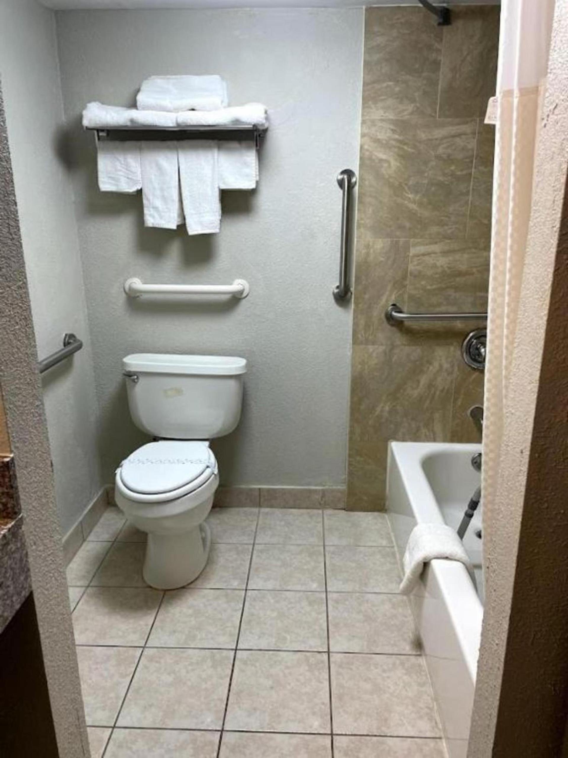 Days Inn by Wyndham Fort Wright Cincinnati Area photo 33