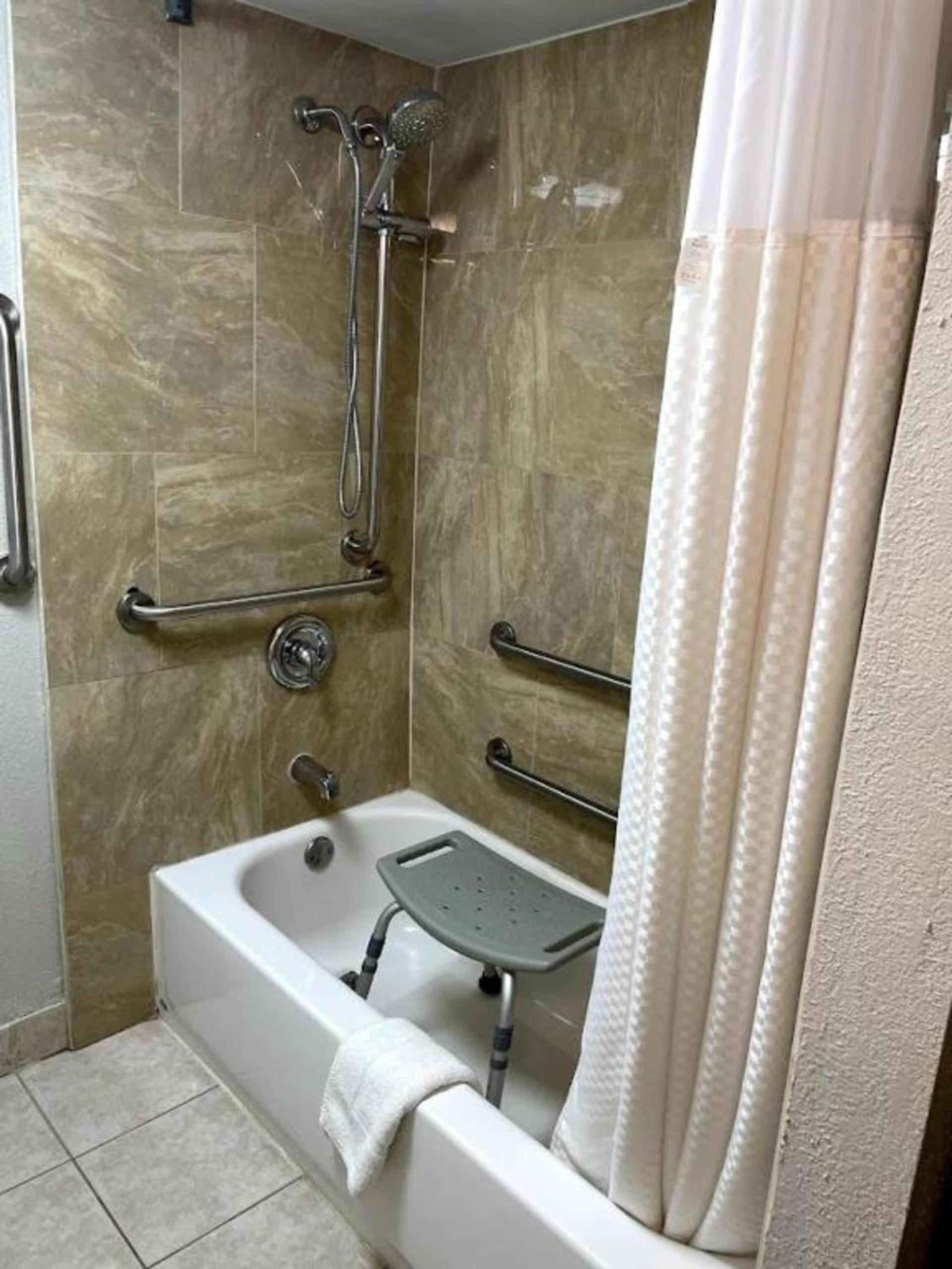 Days Inn by Wyndham Fort Wright Cincinnati Area photo 39