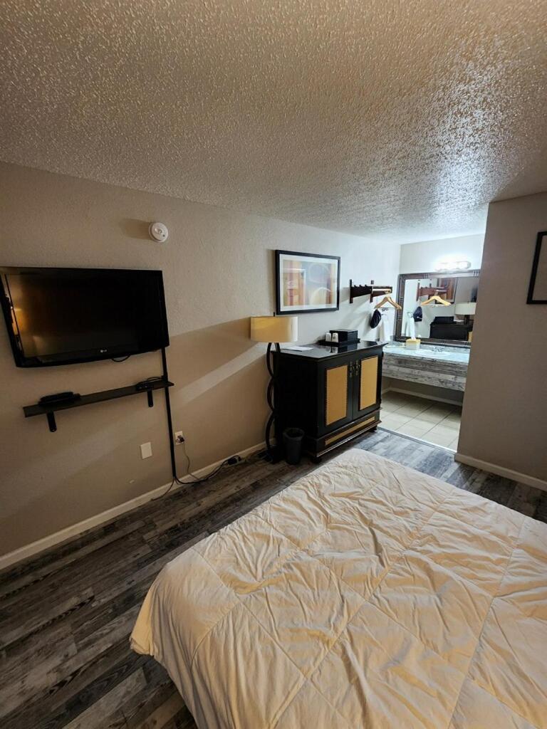 Days Inn by Wyndham Branson Ozarks photo 25