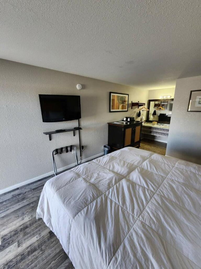 Days Inn by Wyndham Branson Ozarks photo 26