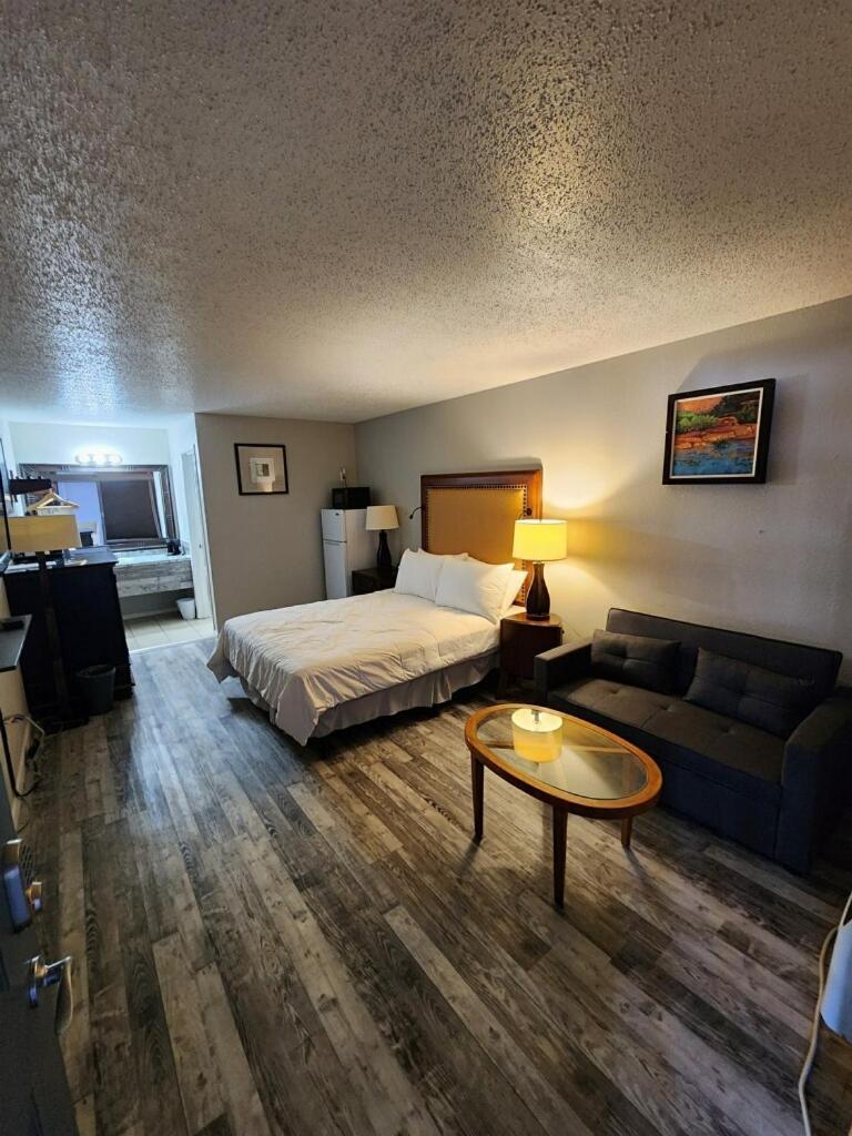 Days Inn by Wyndham Branson Ozarks photo 27