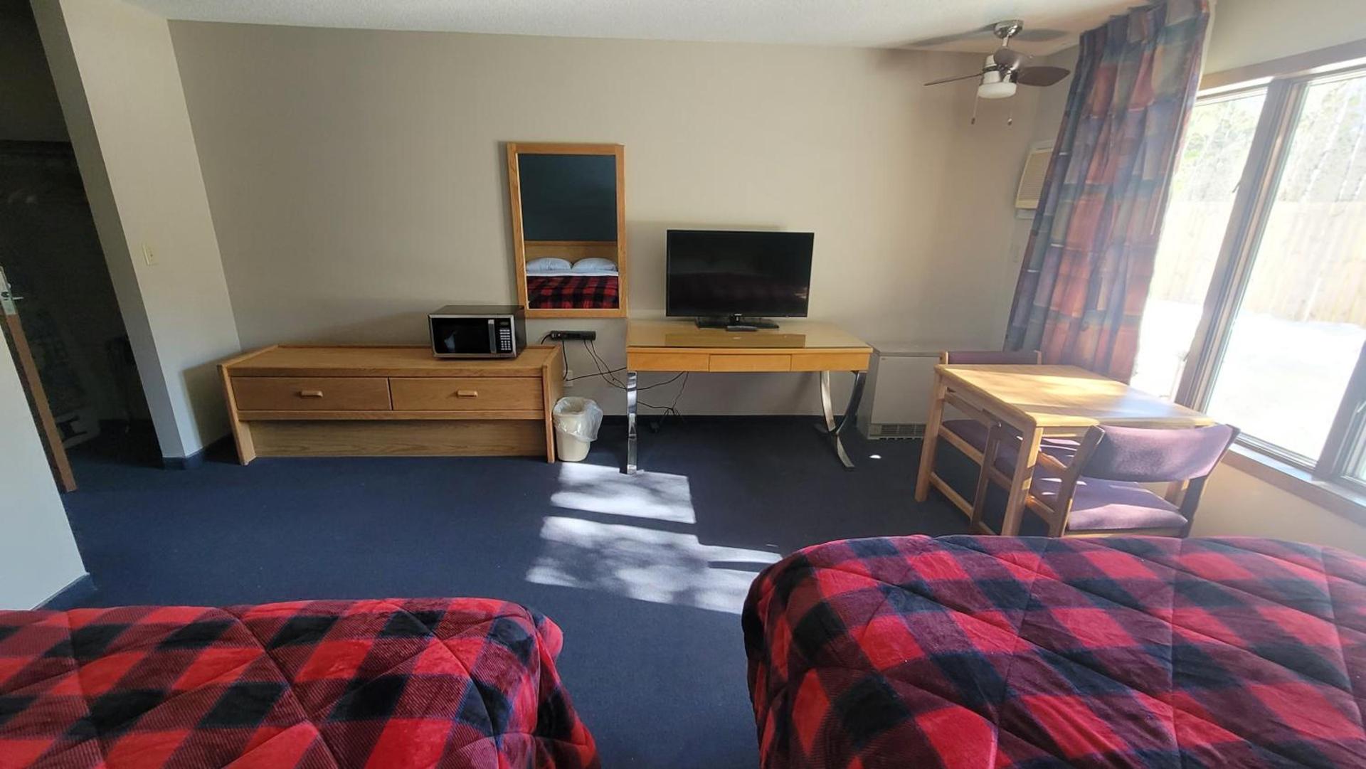 Lumberjack Inn photo 2