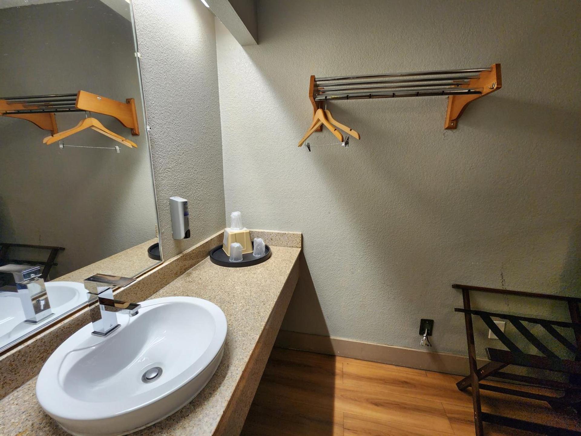 Americas Best Value Inn and Suites Little Rock photo 21