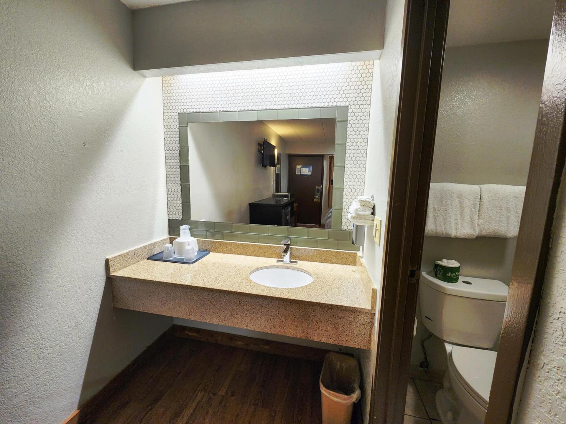 Americas Best Value Inn and Suites Little Rock photo 43