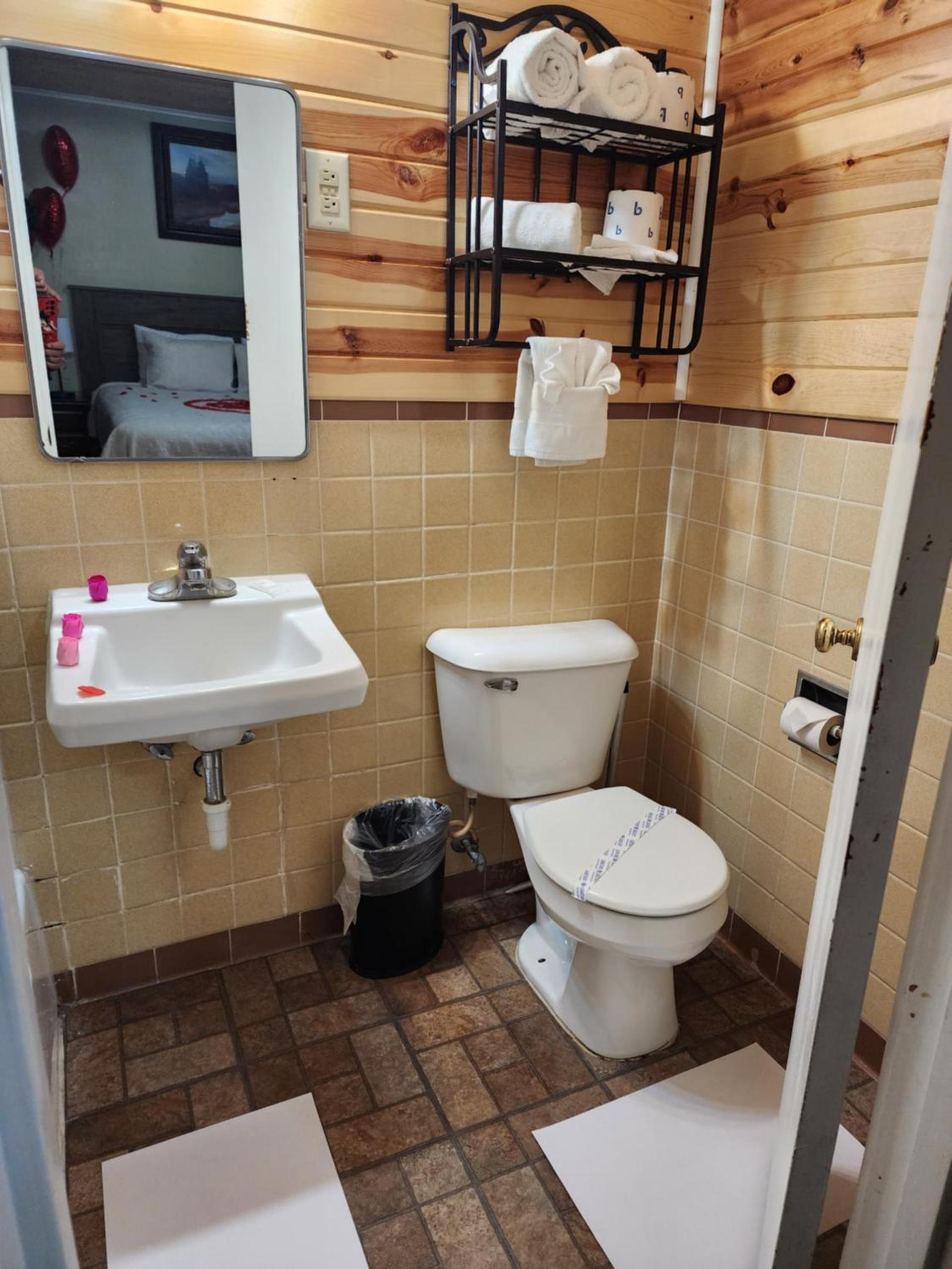 Fiesta City Motel photo 95