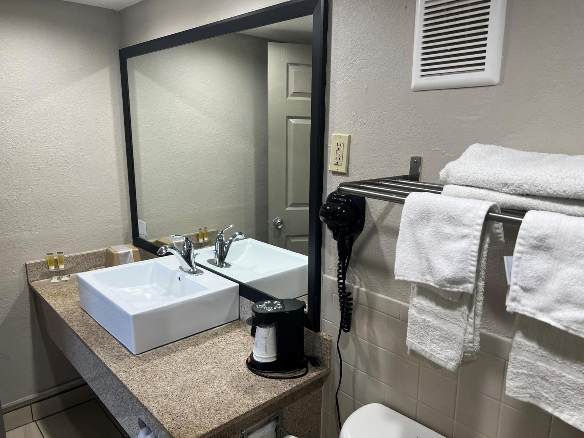 Days Inn by Wyndham St. Petersburg Central photo 41