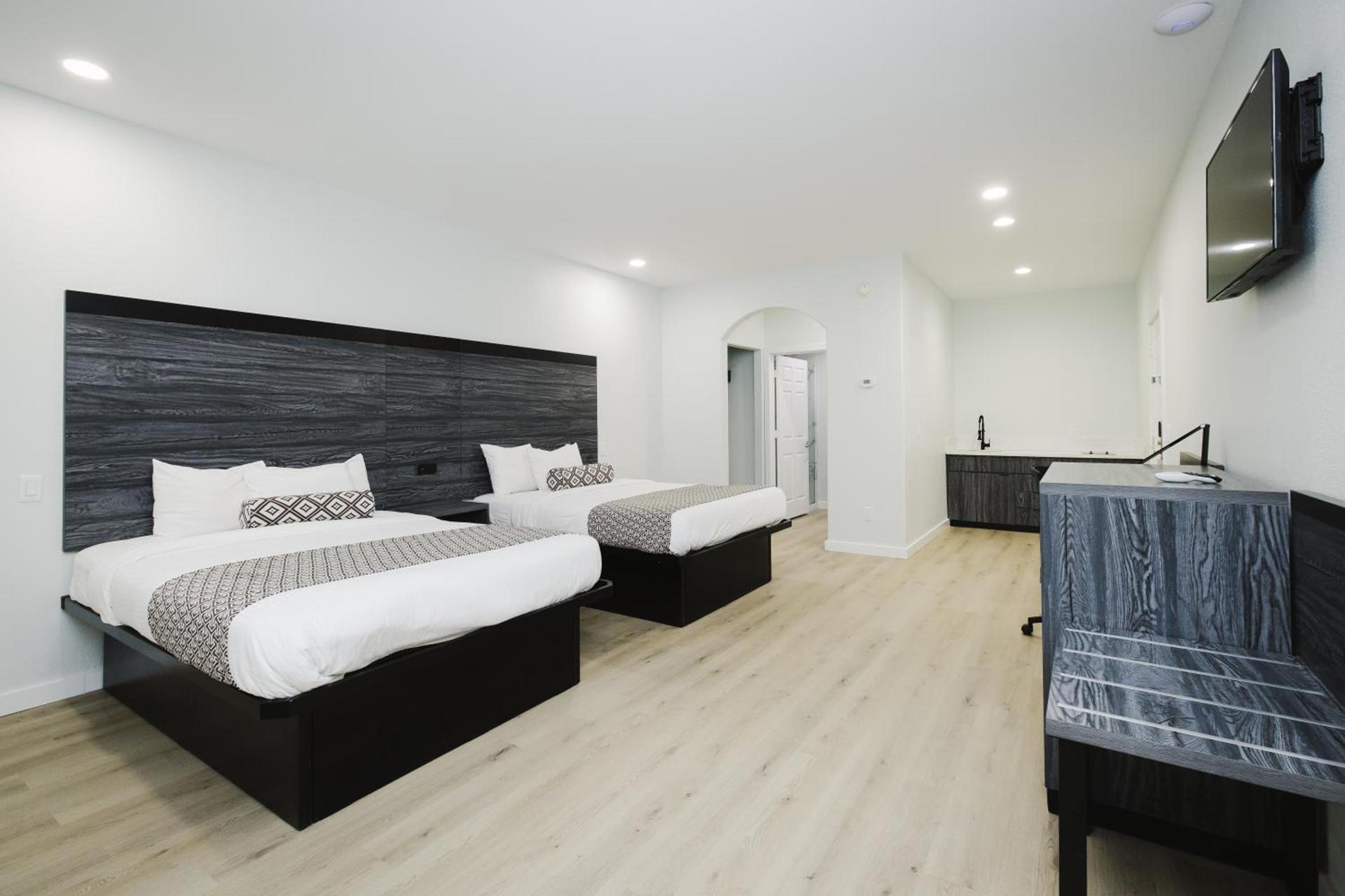 Sapphire Inn & Suites photo 17