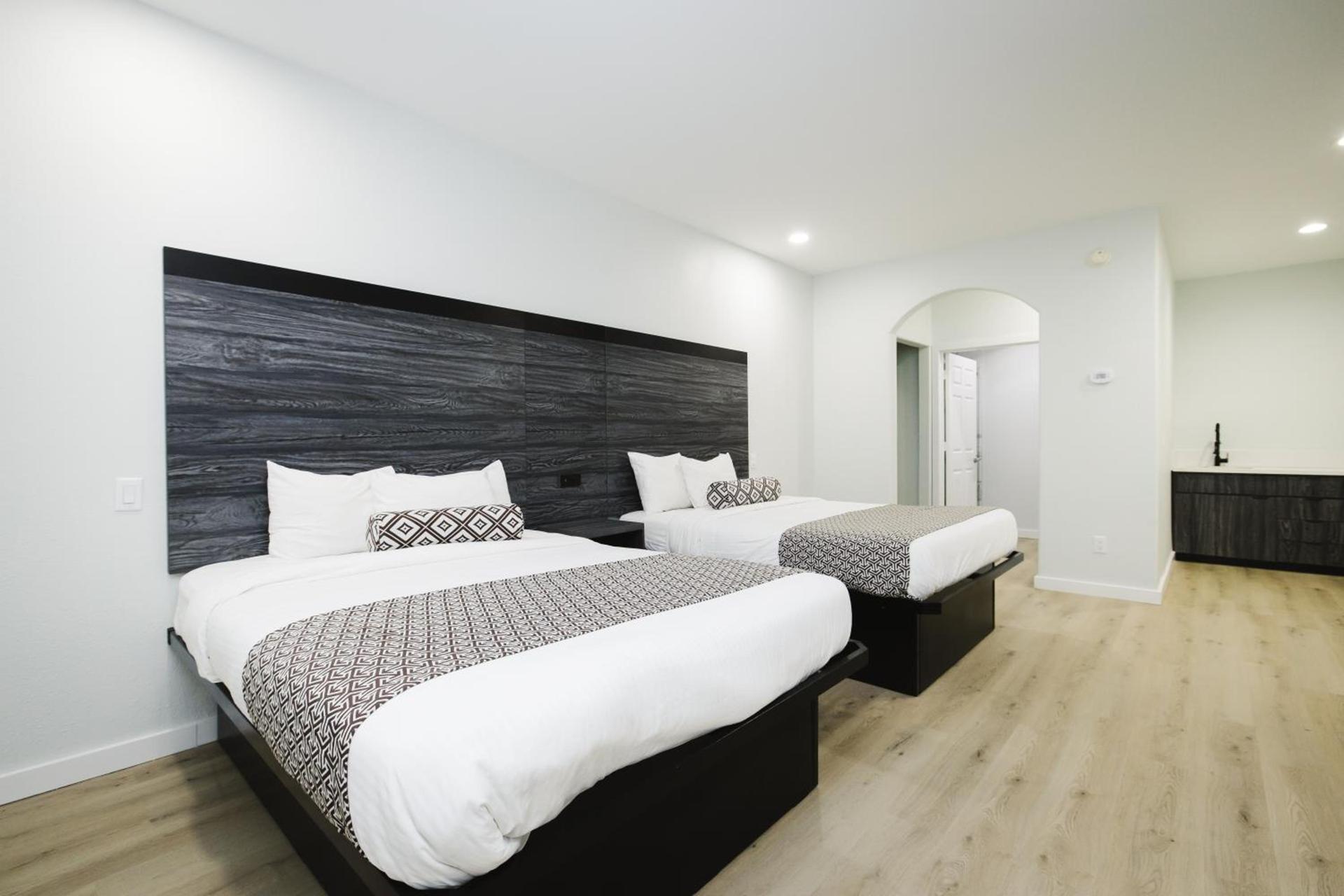 Sapphire Inn & Suites photo 19