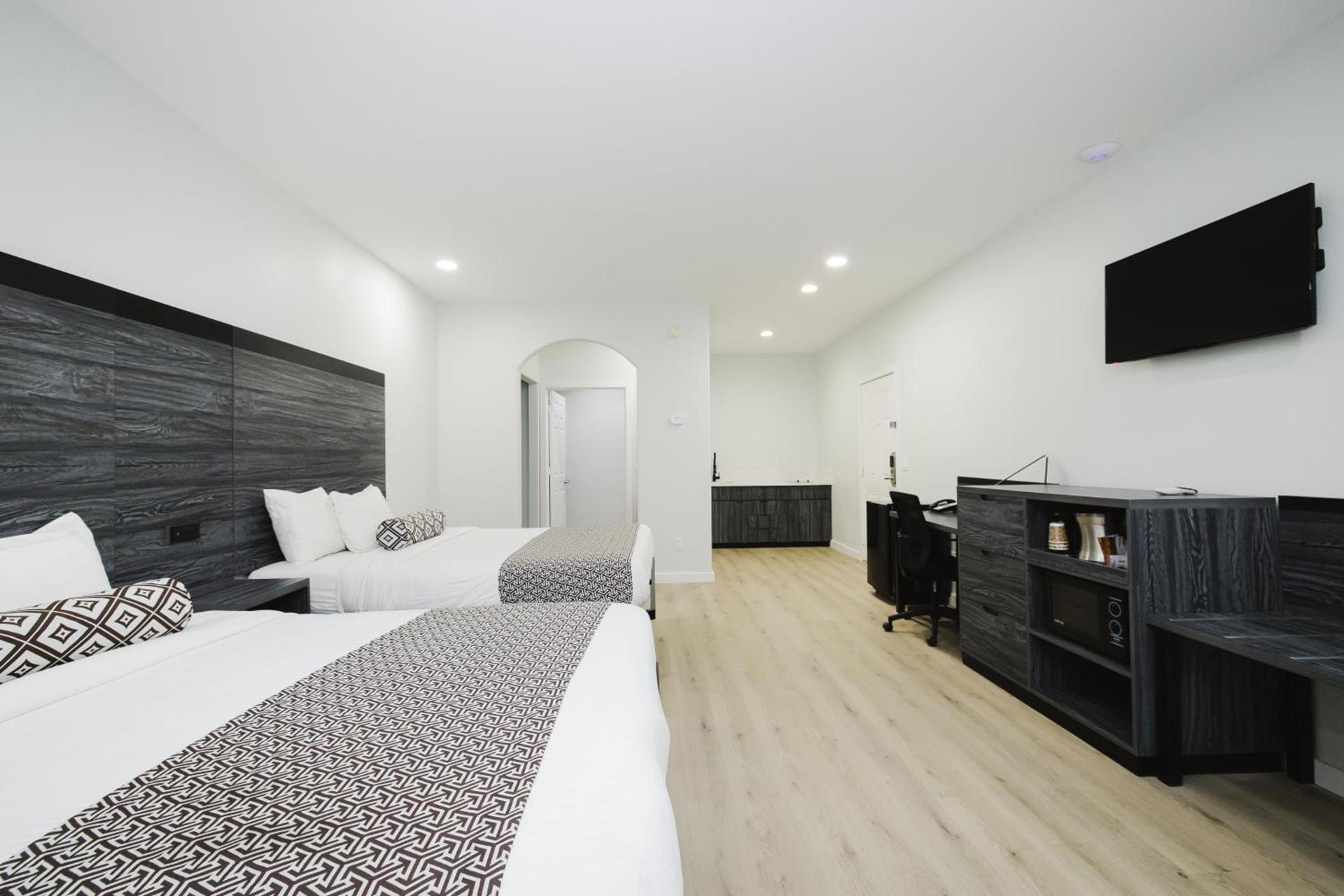 Sapphire Inn & Suites photo 38