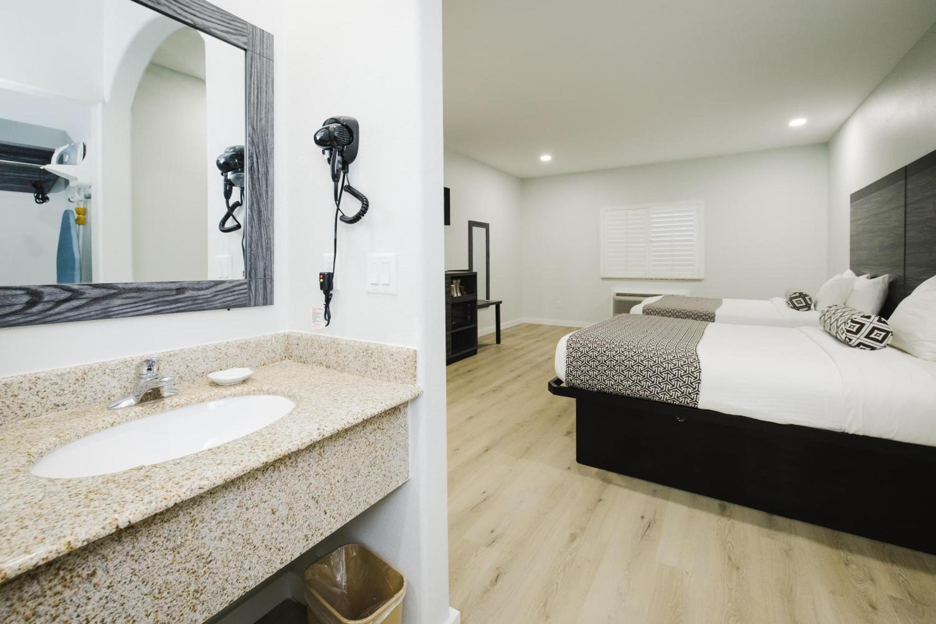 Sapphire Inn & Suites photo 22