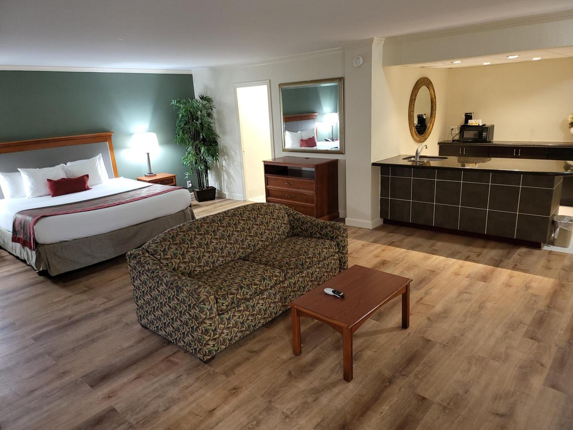 Ramada by Wyndham Houston Intercontinental Airport East photo 37