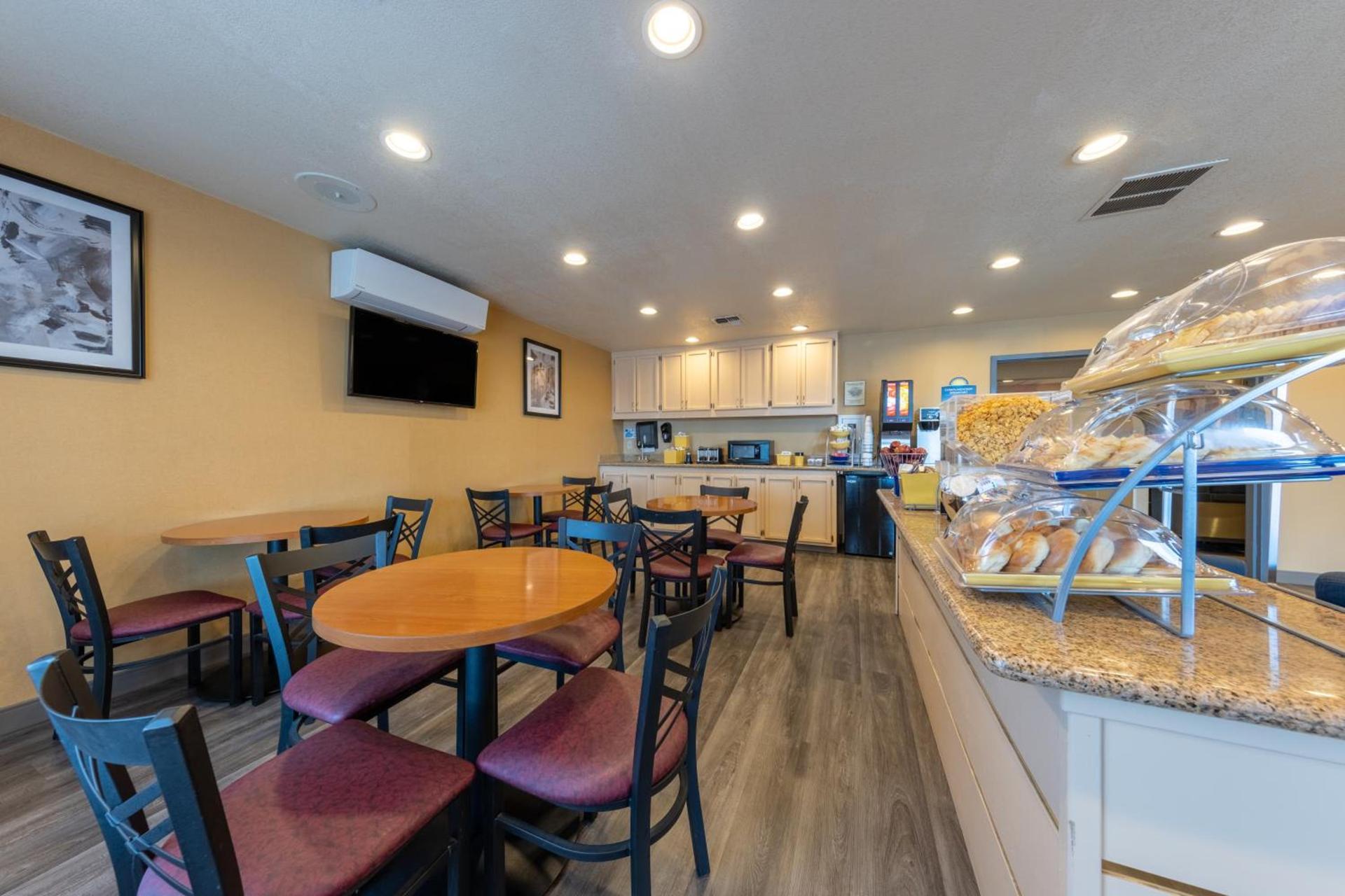 Days Inn by Wyndham Lathrop photo 29