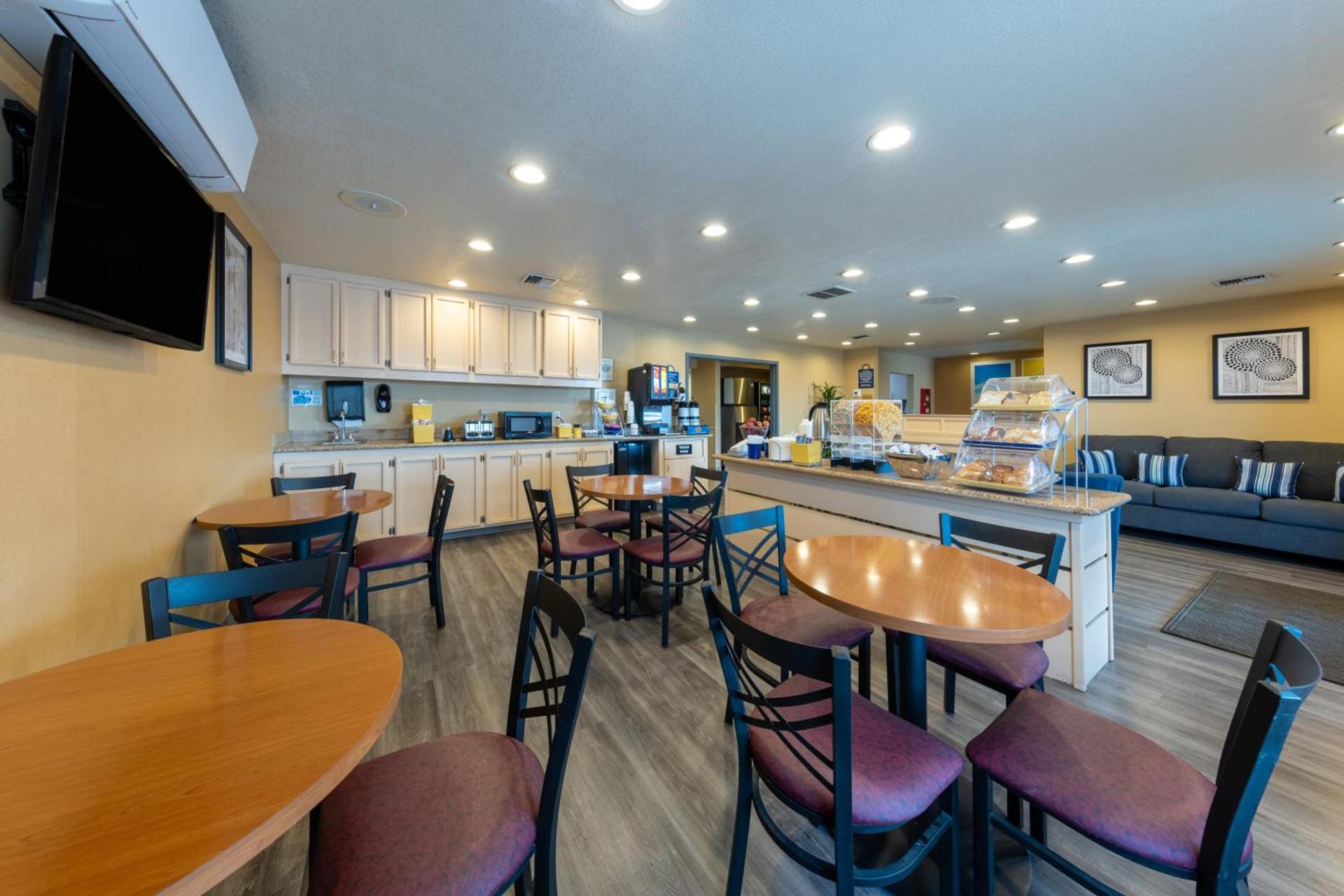 Days Inn by Wyndham Lathrop photo 30