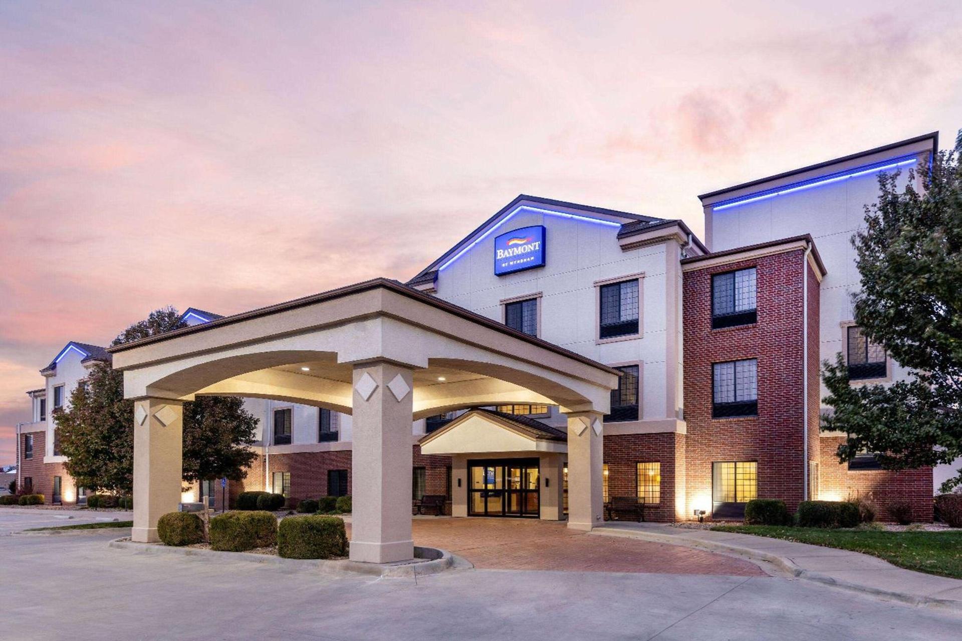 Baymont by Wyndham Pratt photo 2