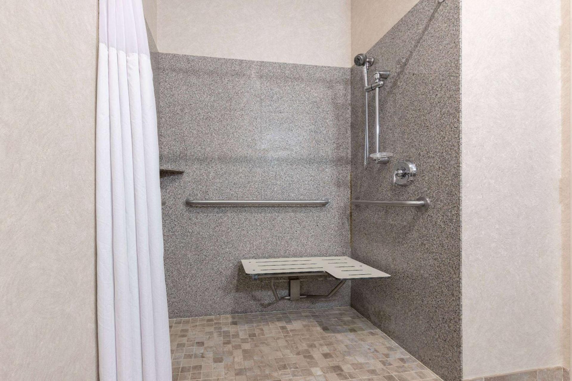 Baymont by Wyndham Pratt photo 9