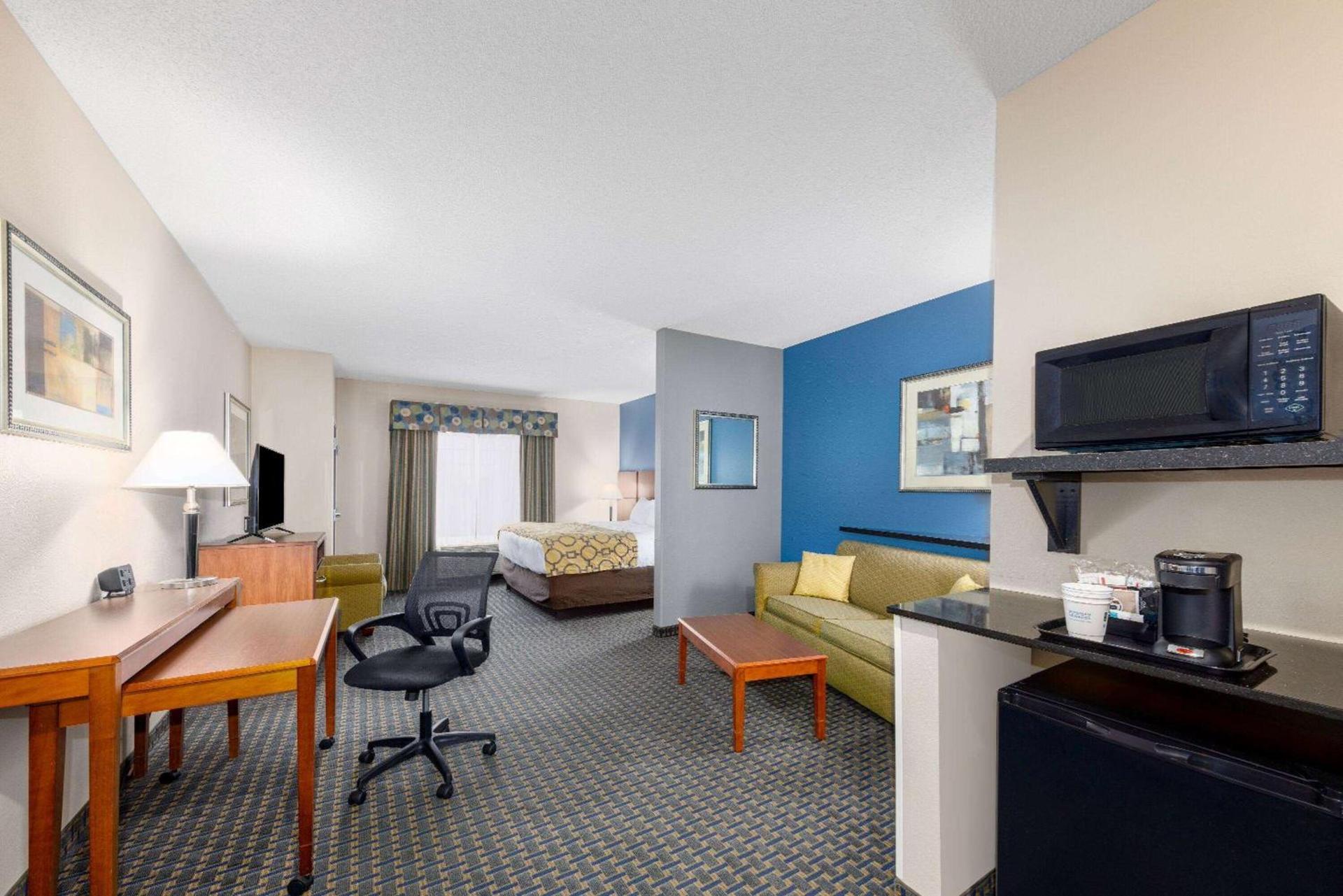 Baymont by Wyndham Pratt photo 12