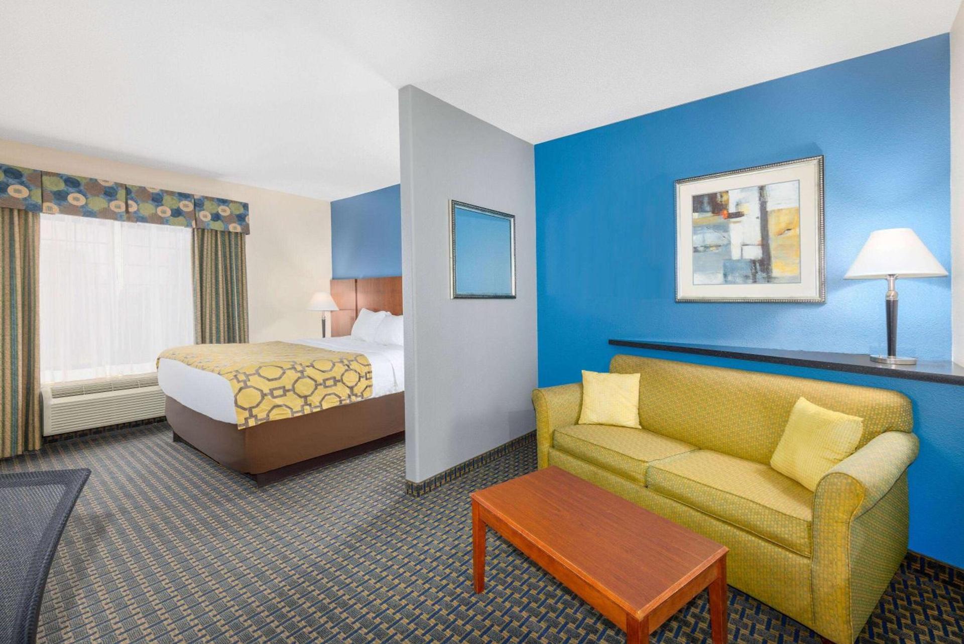 Baymont by Wyndham Pratt photo 13