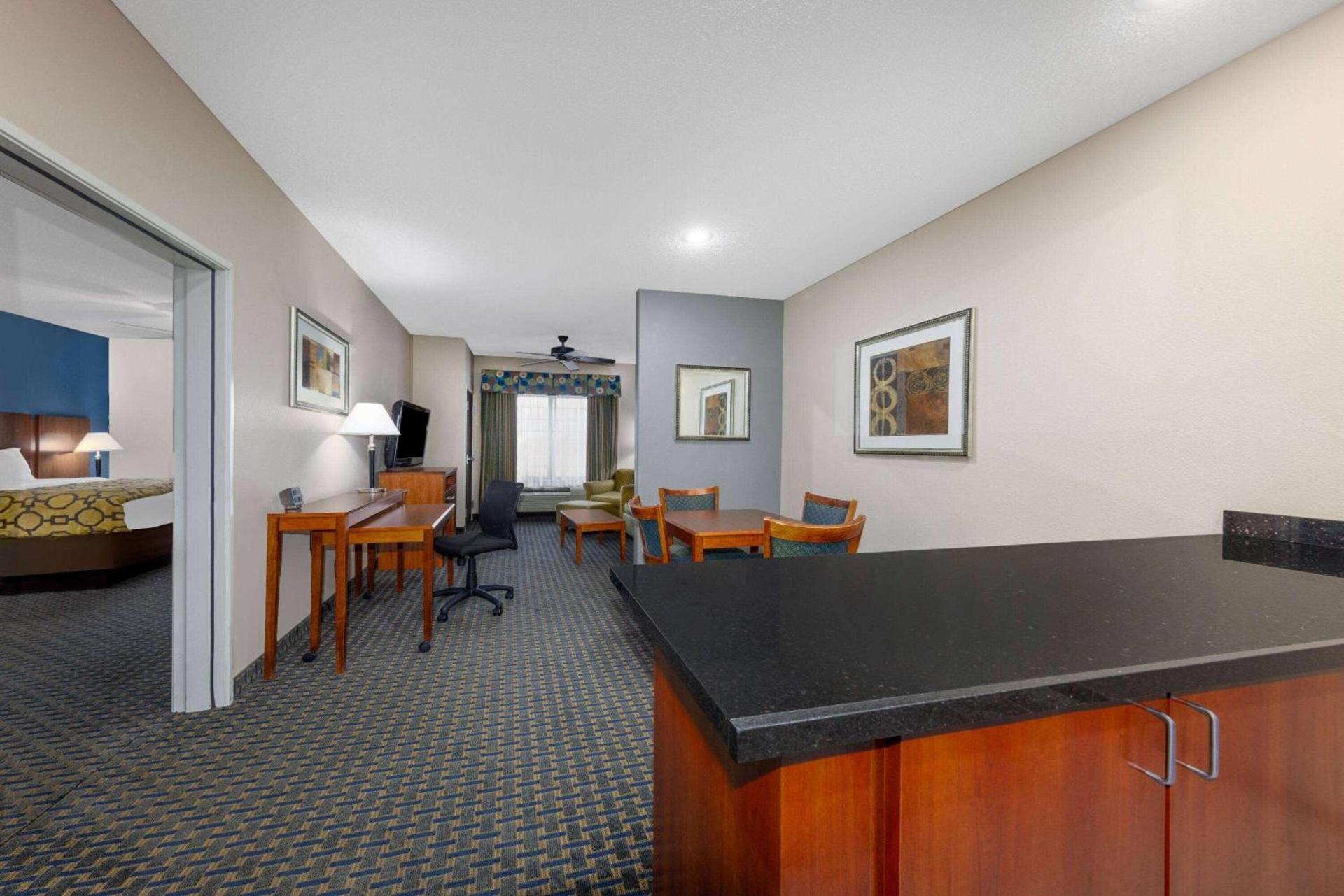 Baymont by Wyndham Pratt photo 18