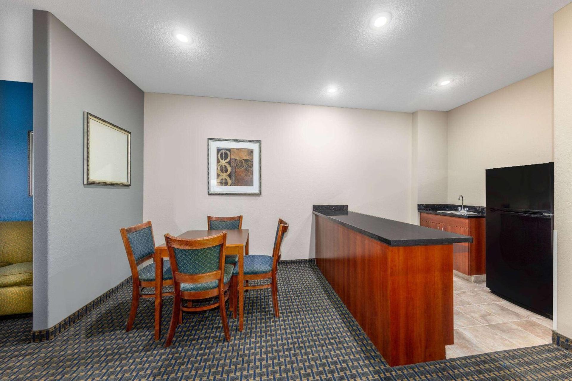 Baymont by Wyndham Pratt photo 35