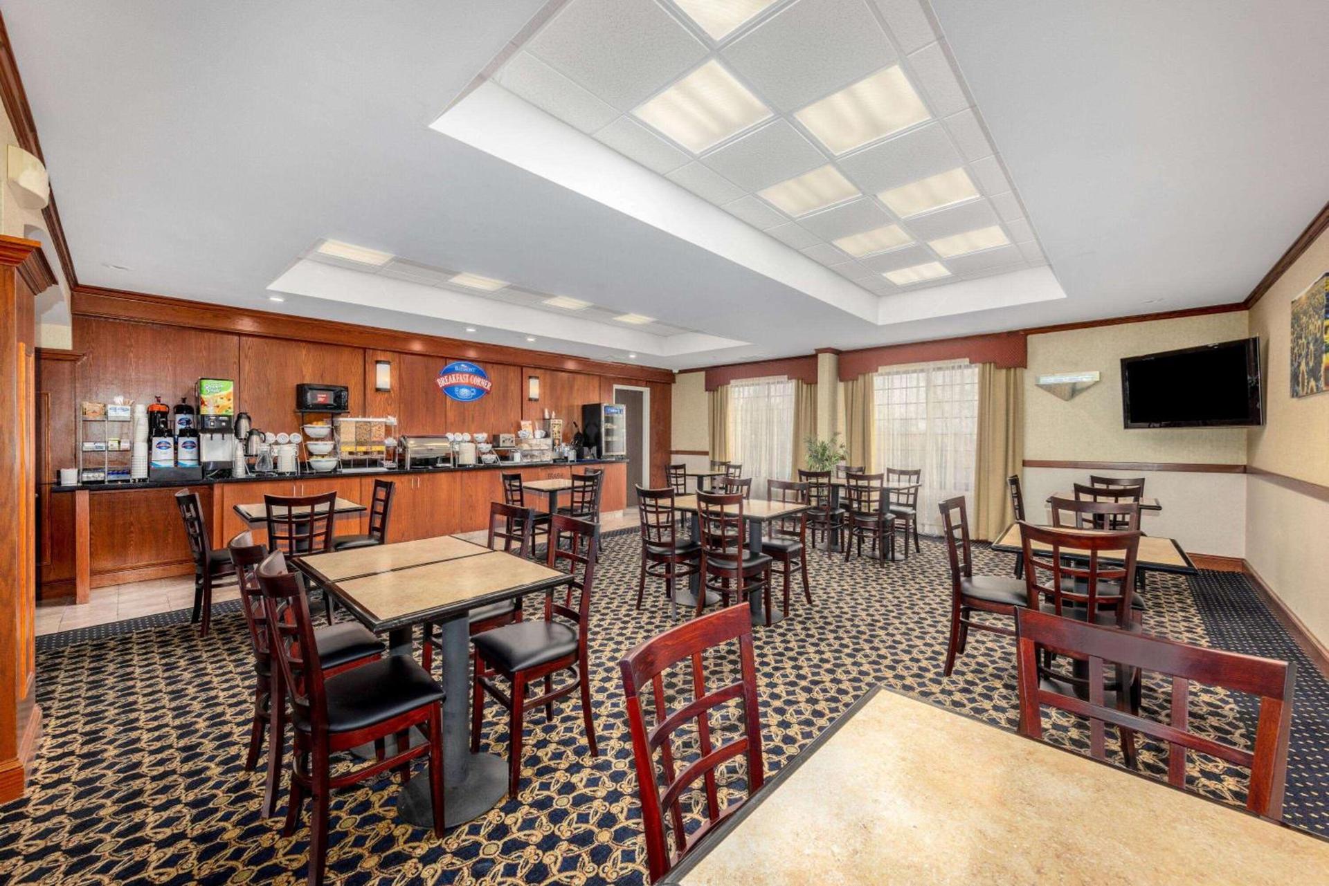 Baymont by Wyndham Pratt photo 30