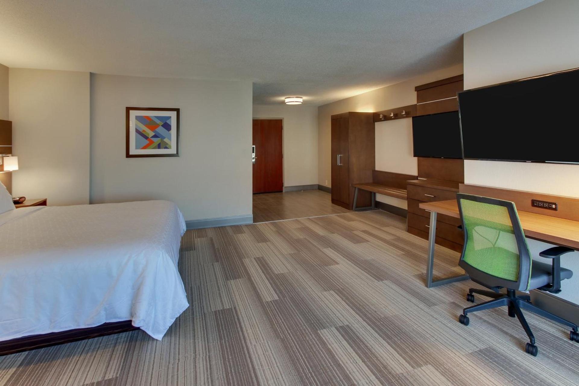 Holiday Inn Express & Suites Atlanta Perimeter Mall Hotel by IHG photo 32