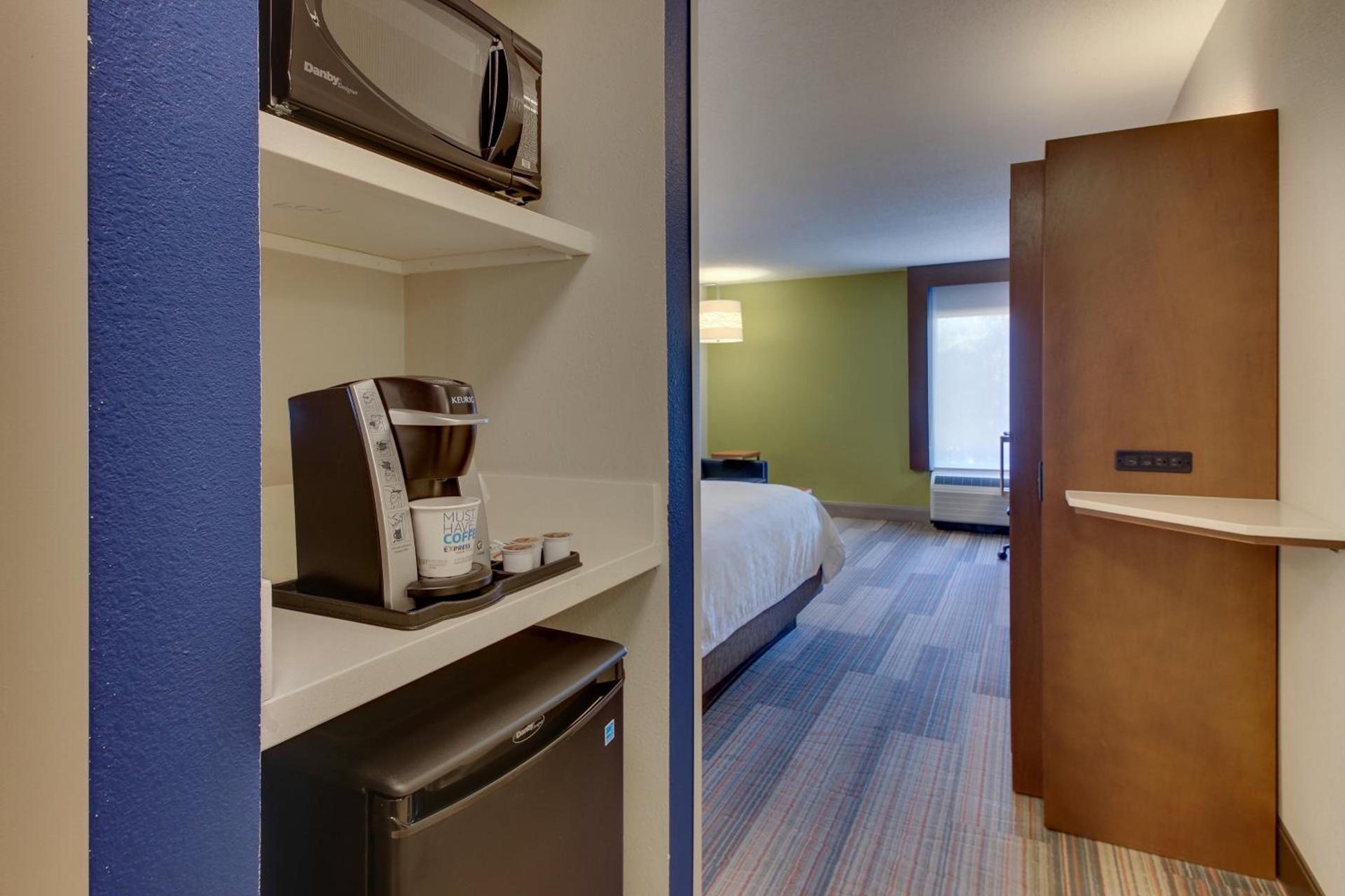 Holiday Inn Express & Suites Atlanta Perimeter Mall Hotel by IHG photo 22
