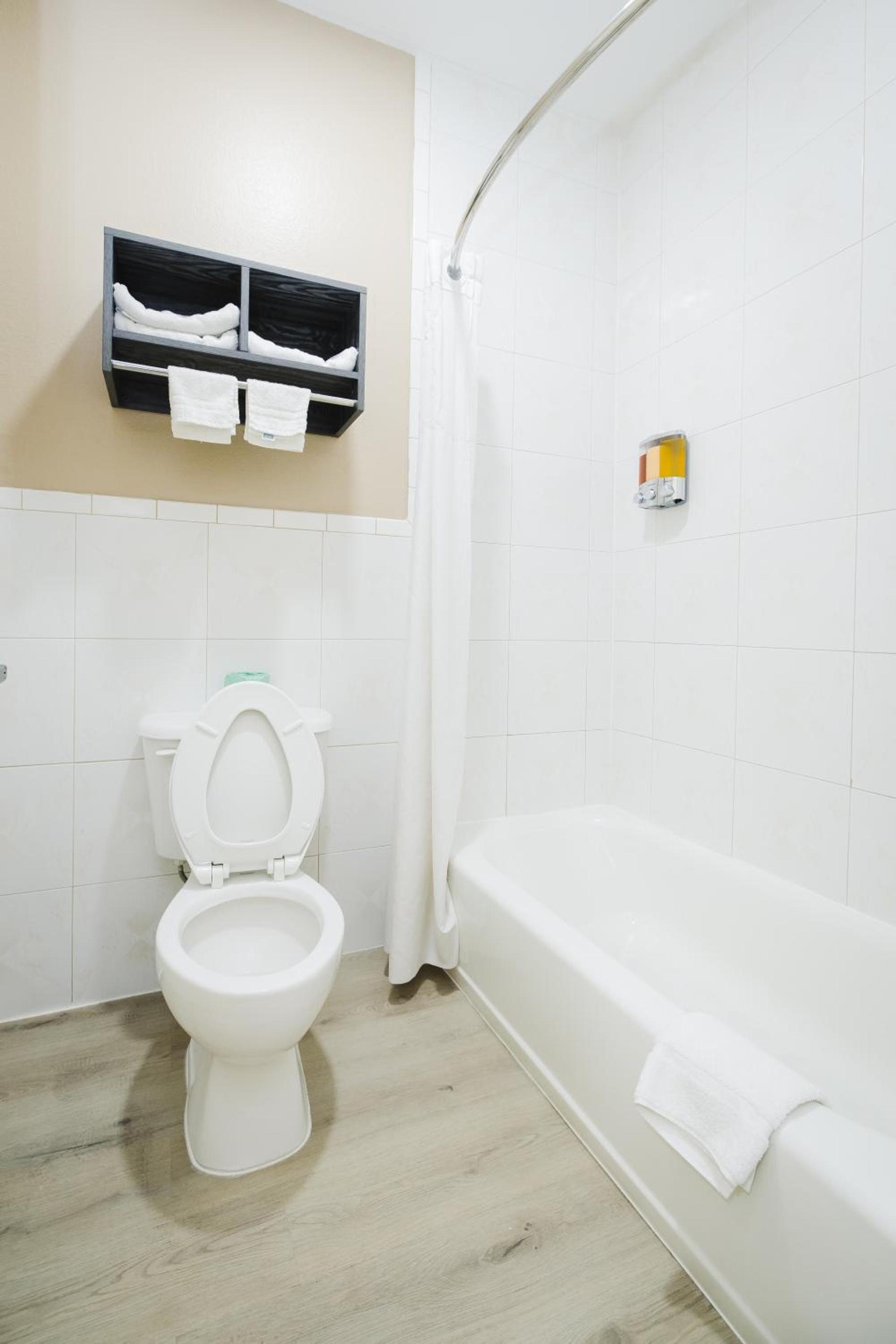 Sapphire Inn & Suites photo 56