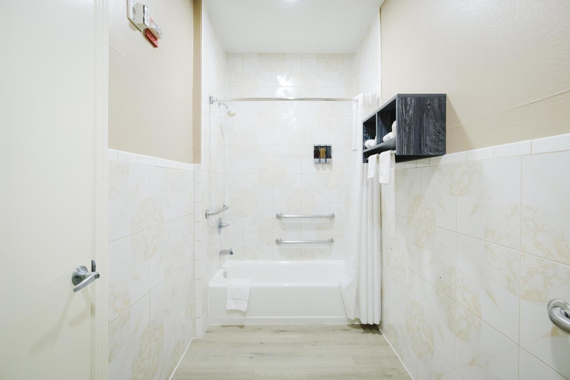 Sapphire Inn & Suites photo 48