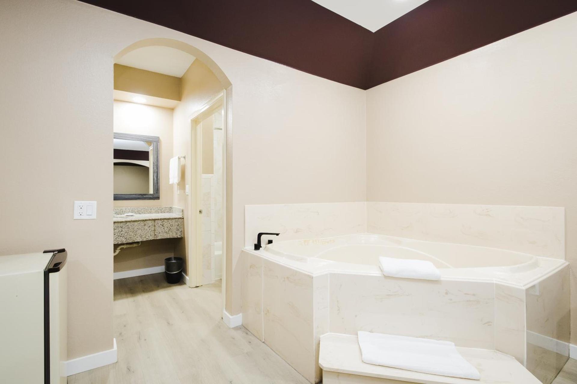 Sapphire Inn & Suites photo 86