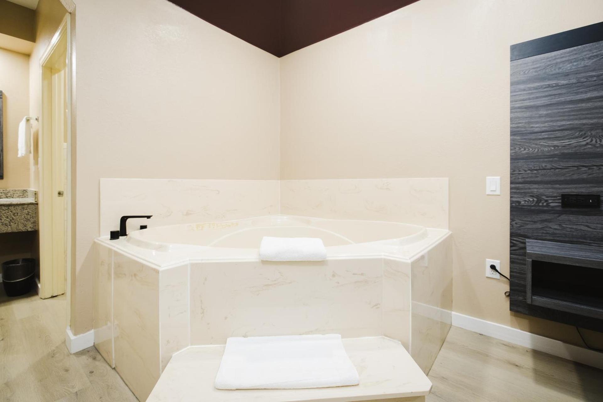 Sapphire Inn & Suites photo 59
