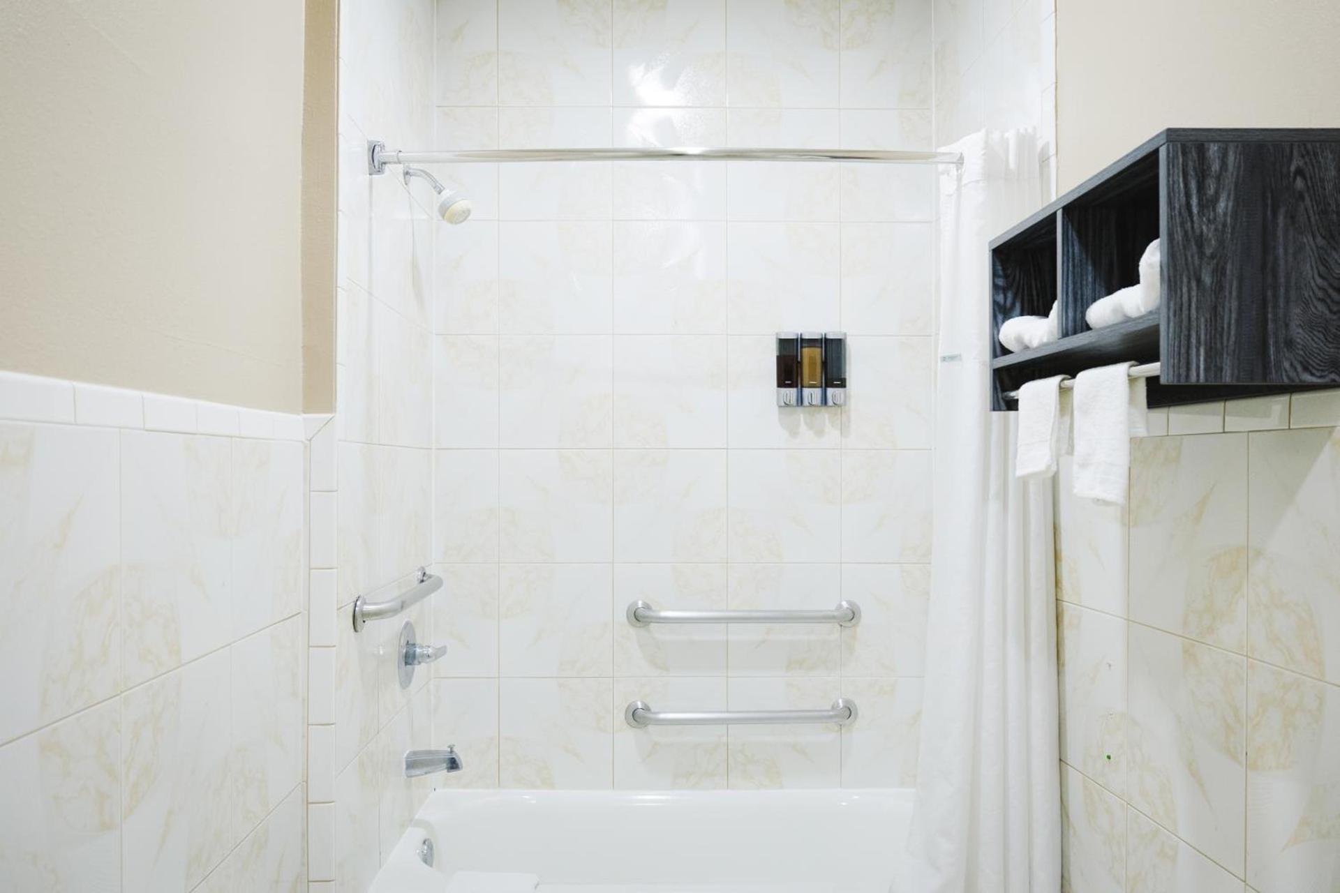Sapphire Inn & Suites photo 42