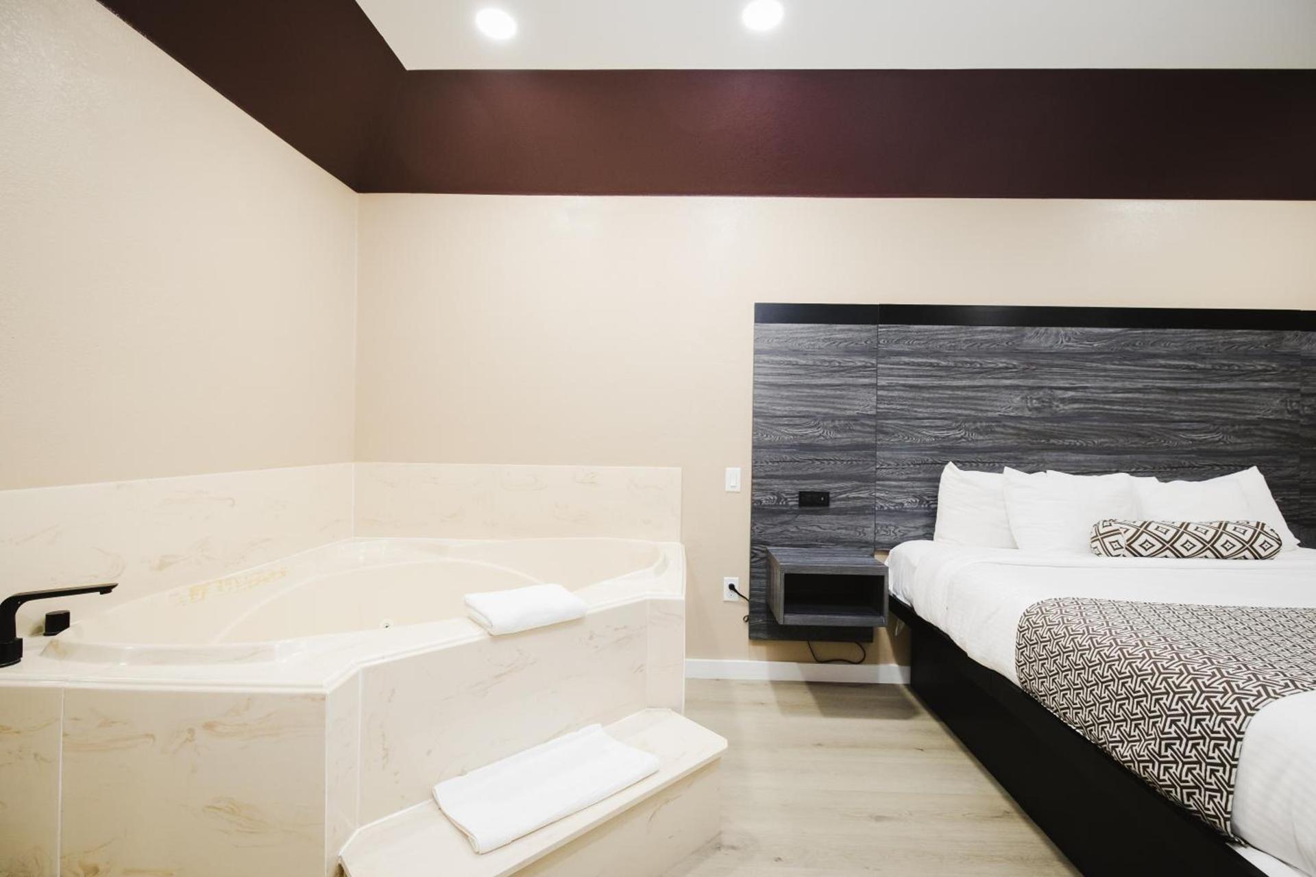 Sapphire Inn & Suites photo 7