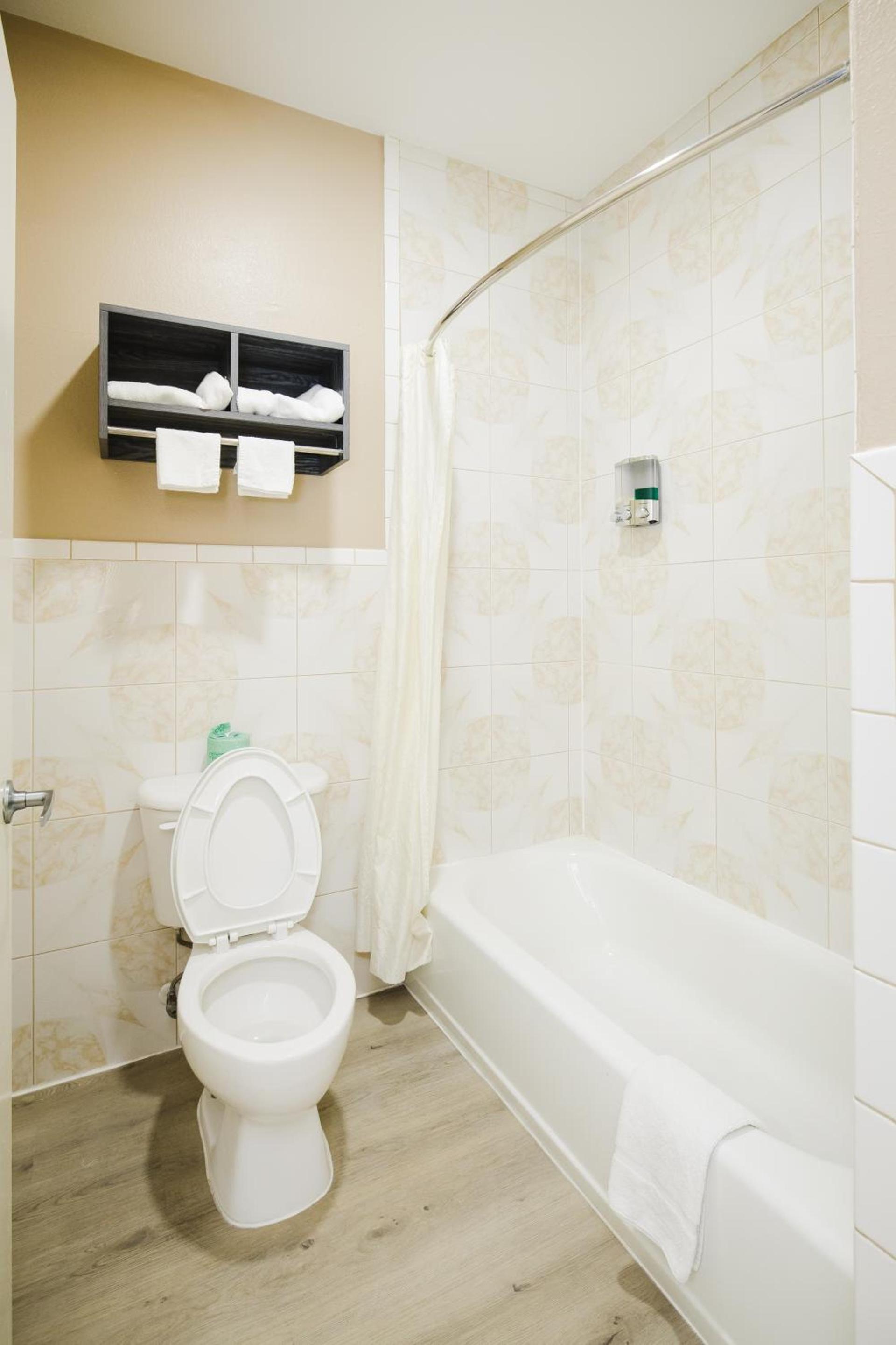 Sapphire Inn & Suites photo 45