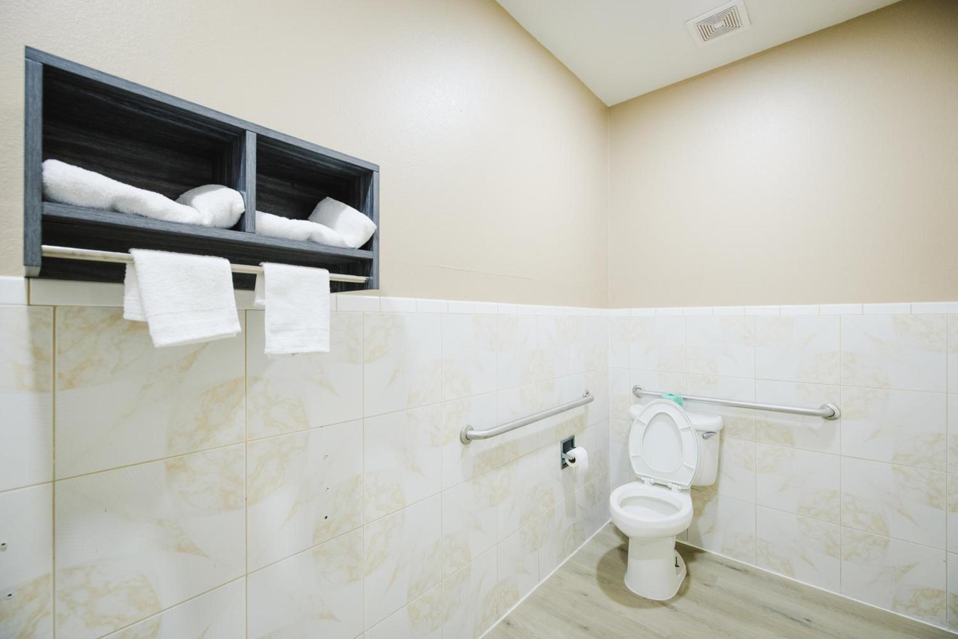 Sapphire Inn & Suites photo 54