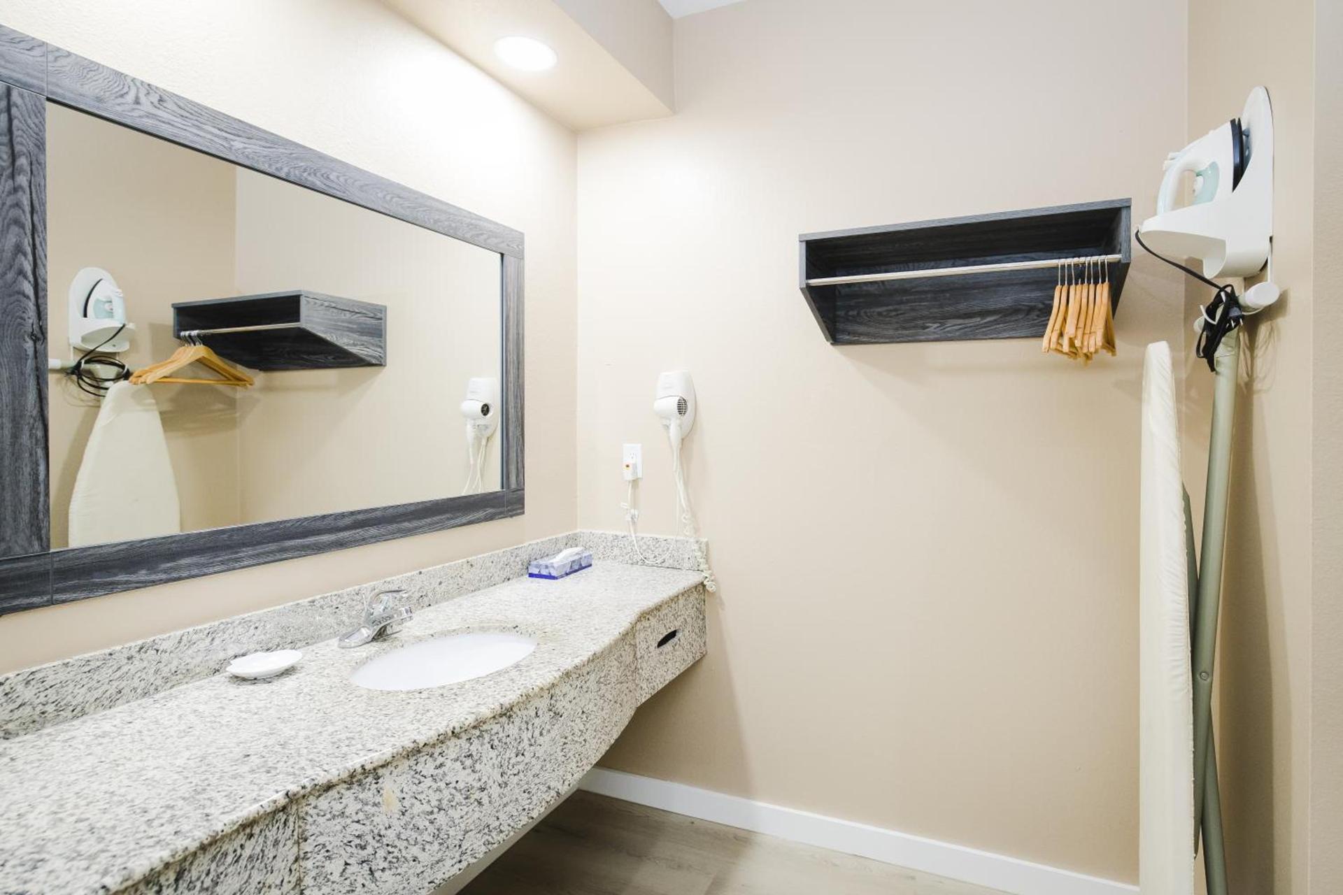 Sapphire Inn & Suites photo 52