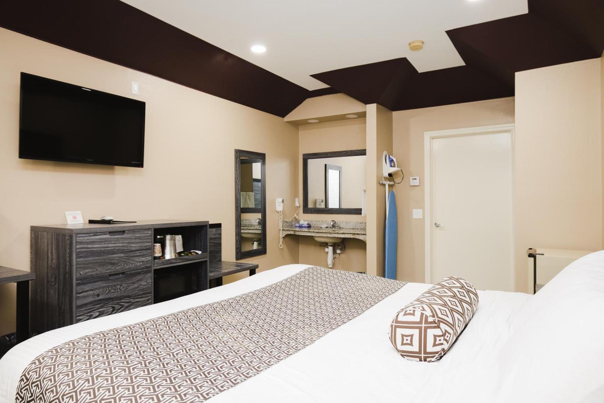 Sapphire Inn & Suites photo 77