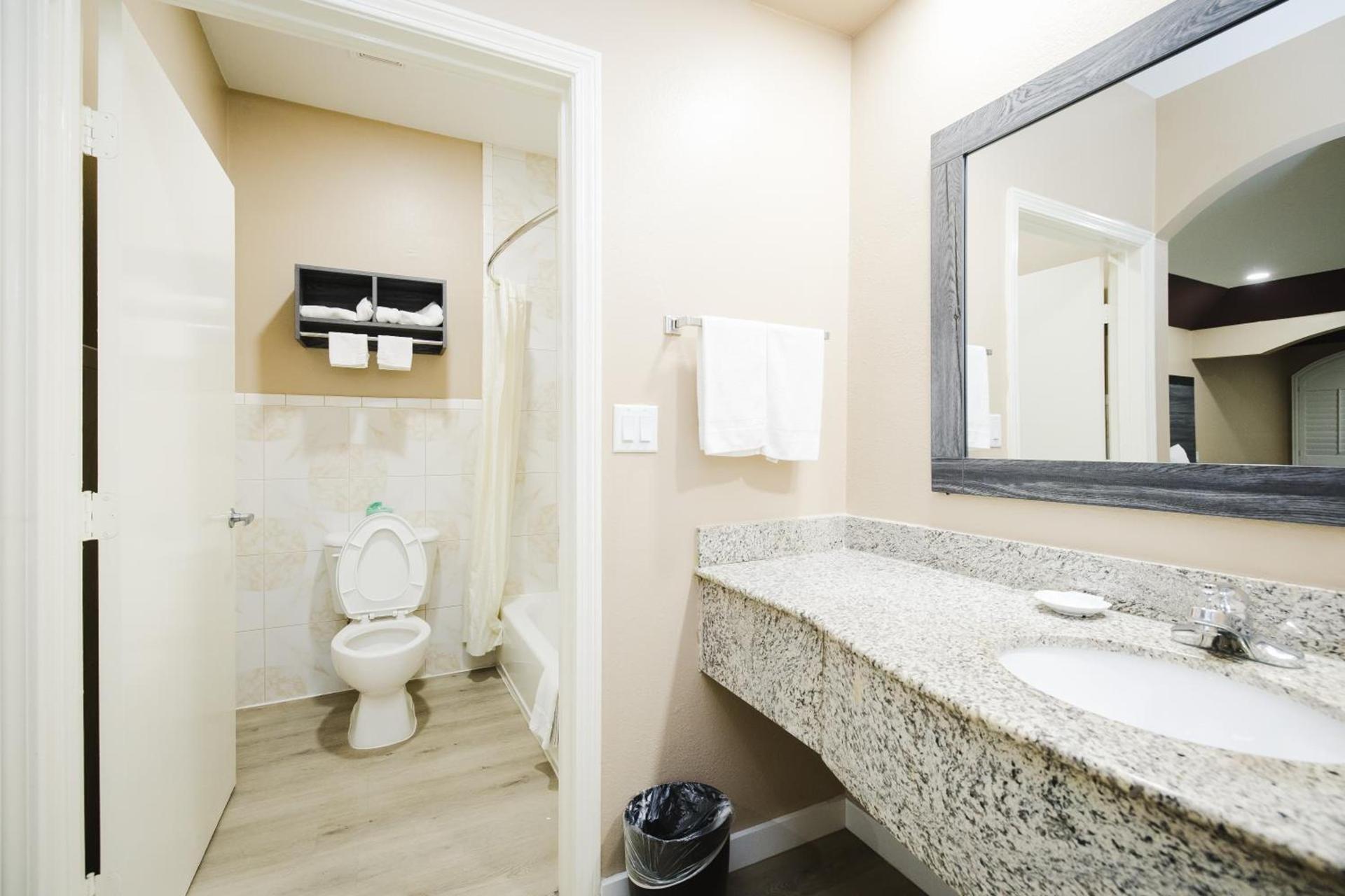 Sapphire Inn & Suites photo 90