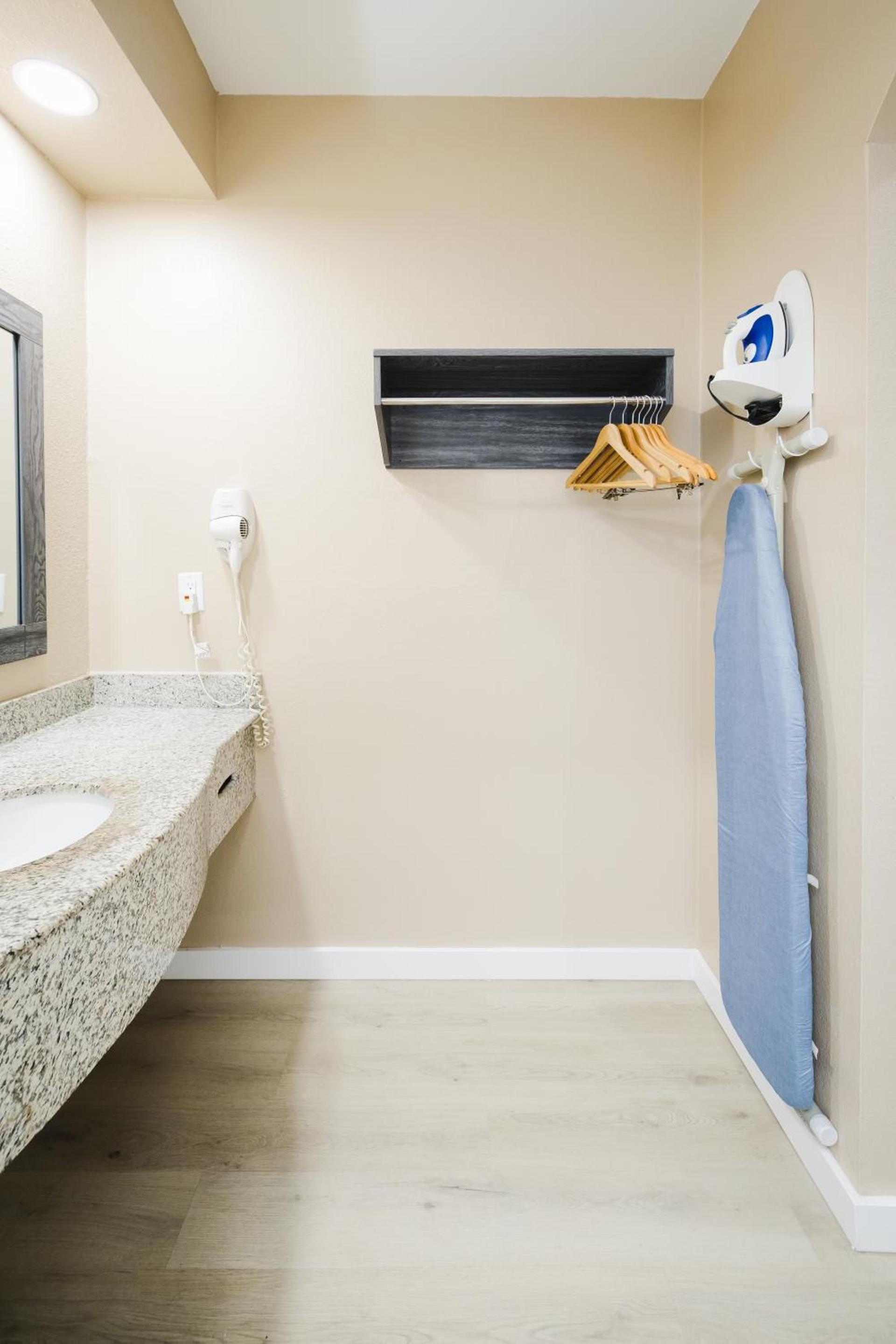 Sapphire Inn & Suites photo 29
