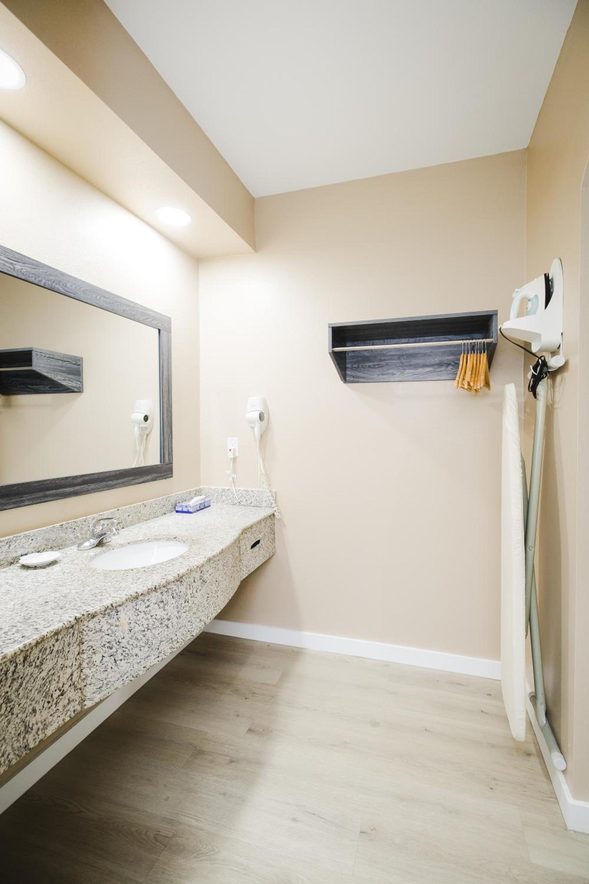 Sapphire Inn & Suites photo 19