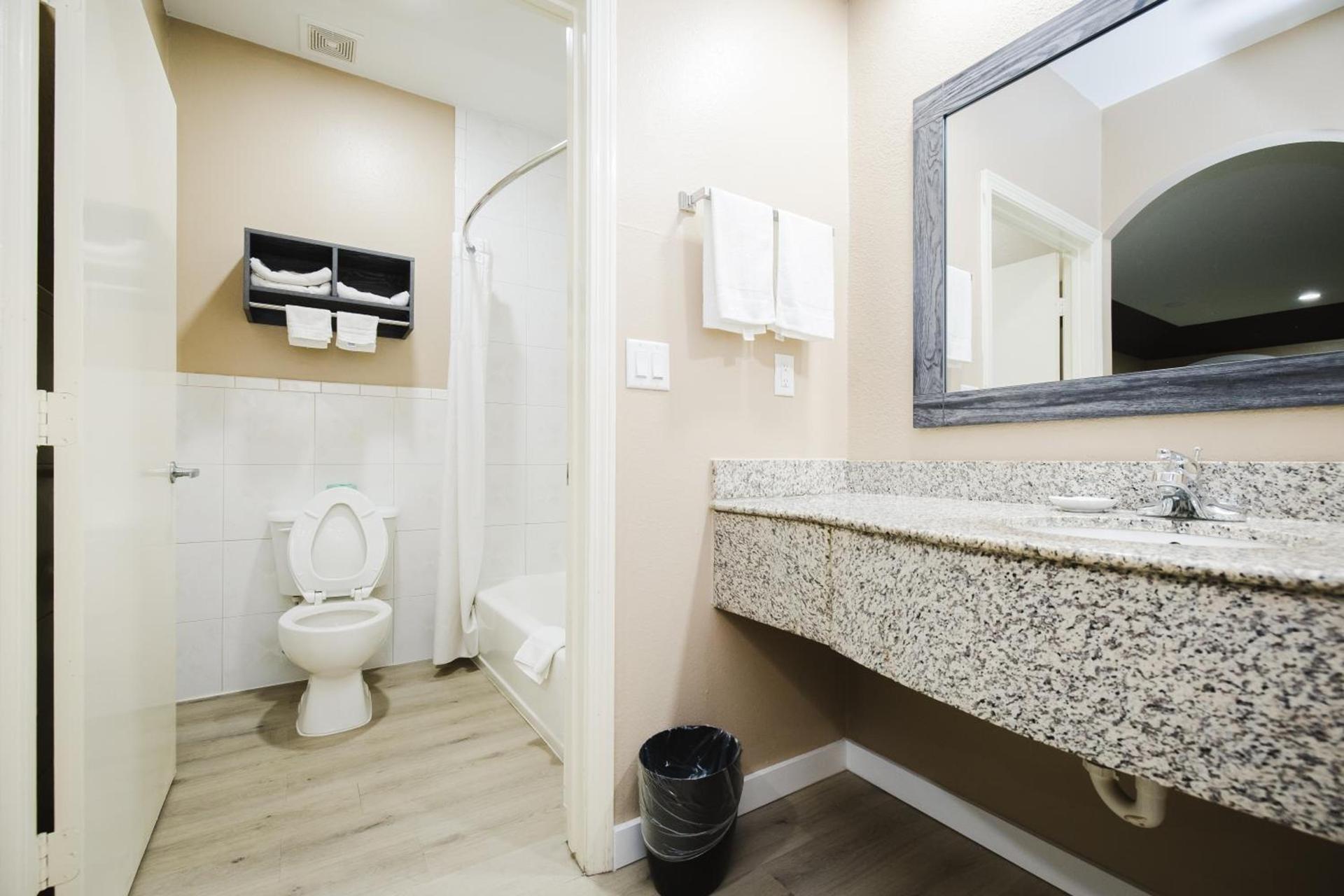 Sapphire Inn & Suites photo 8