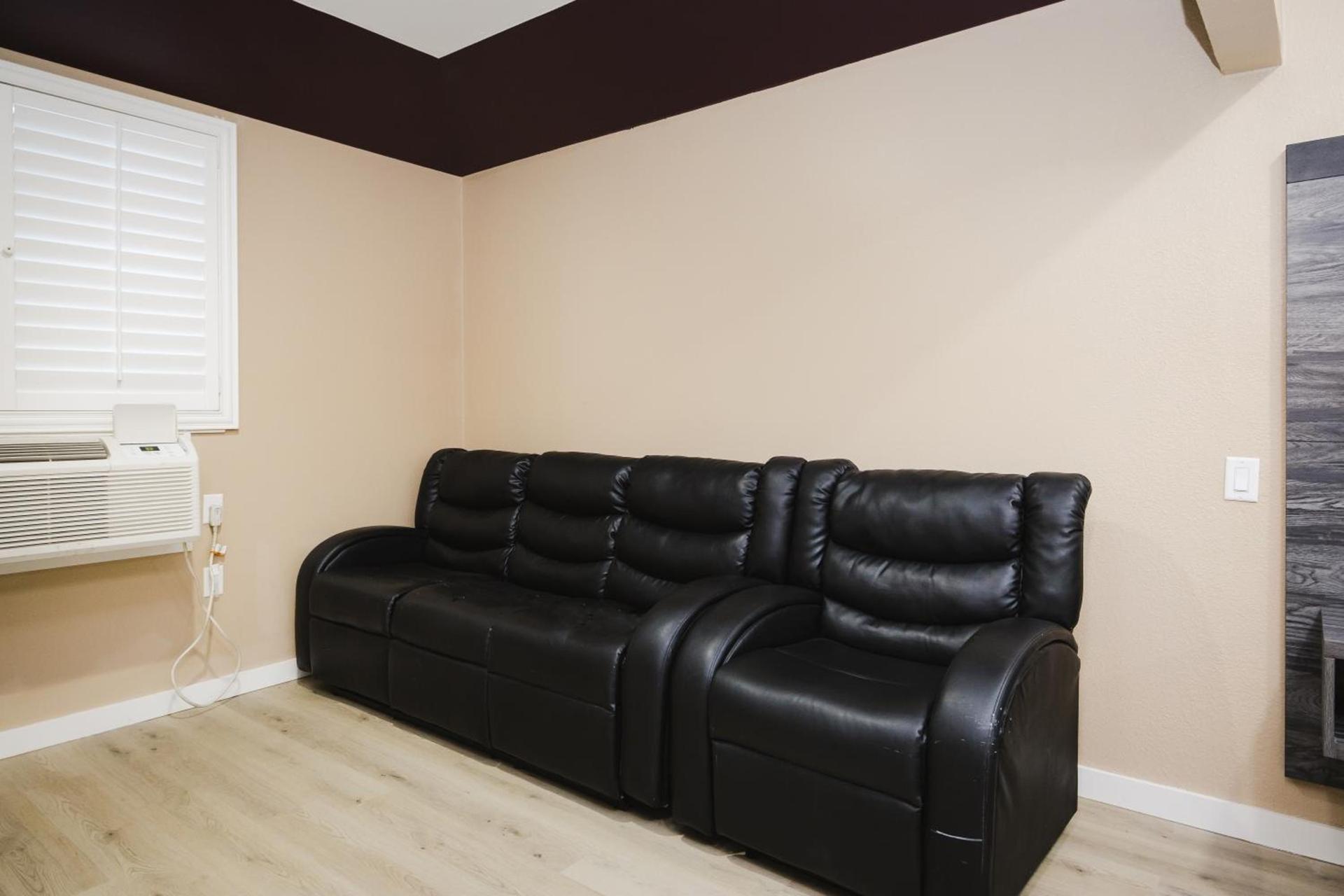 Sapphire Inn & Suites photo 58