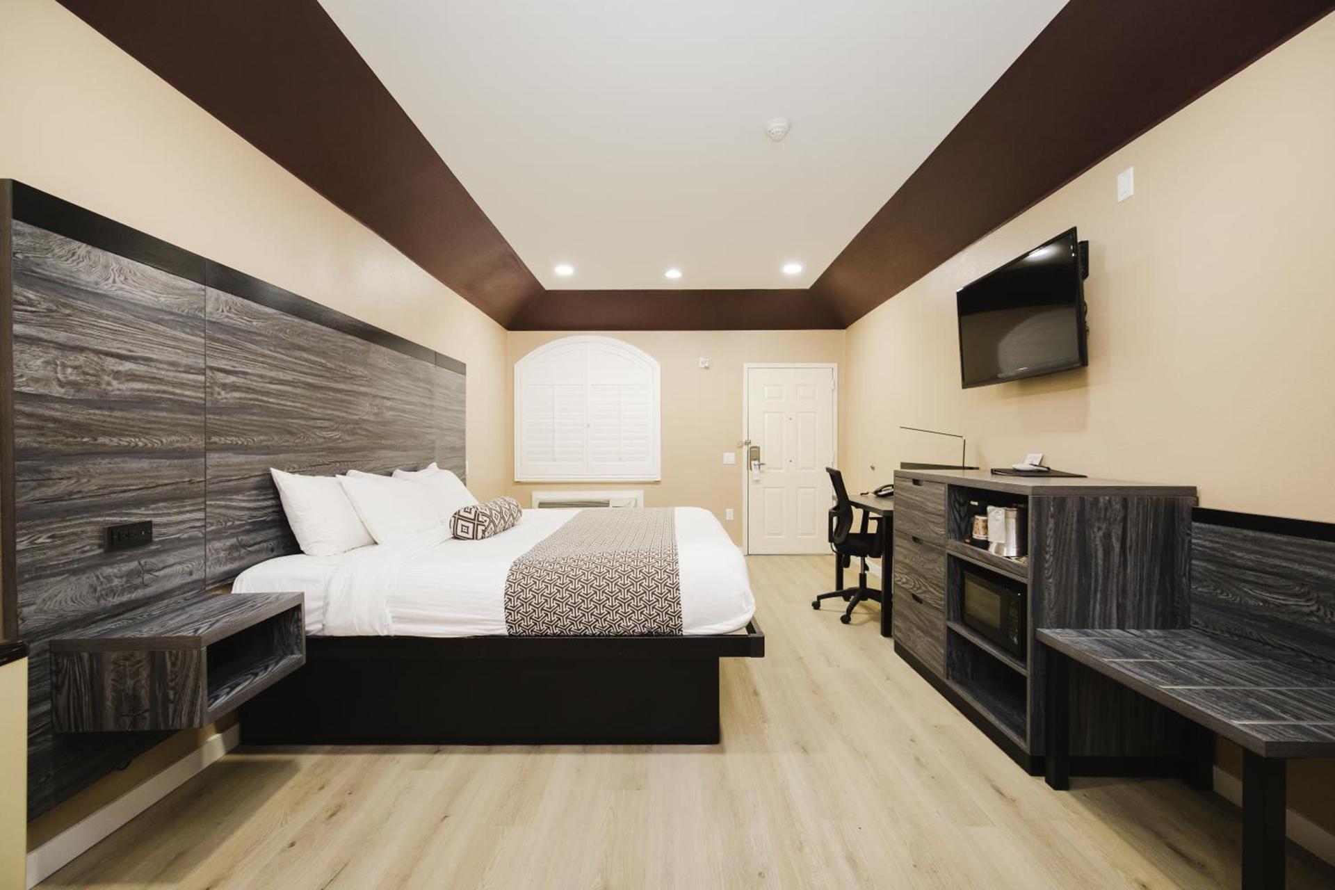 Sapphire Inn & Suites photo 32