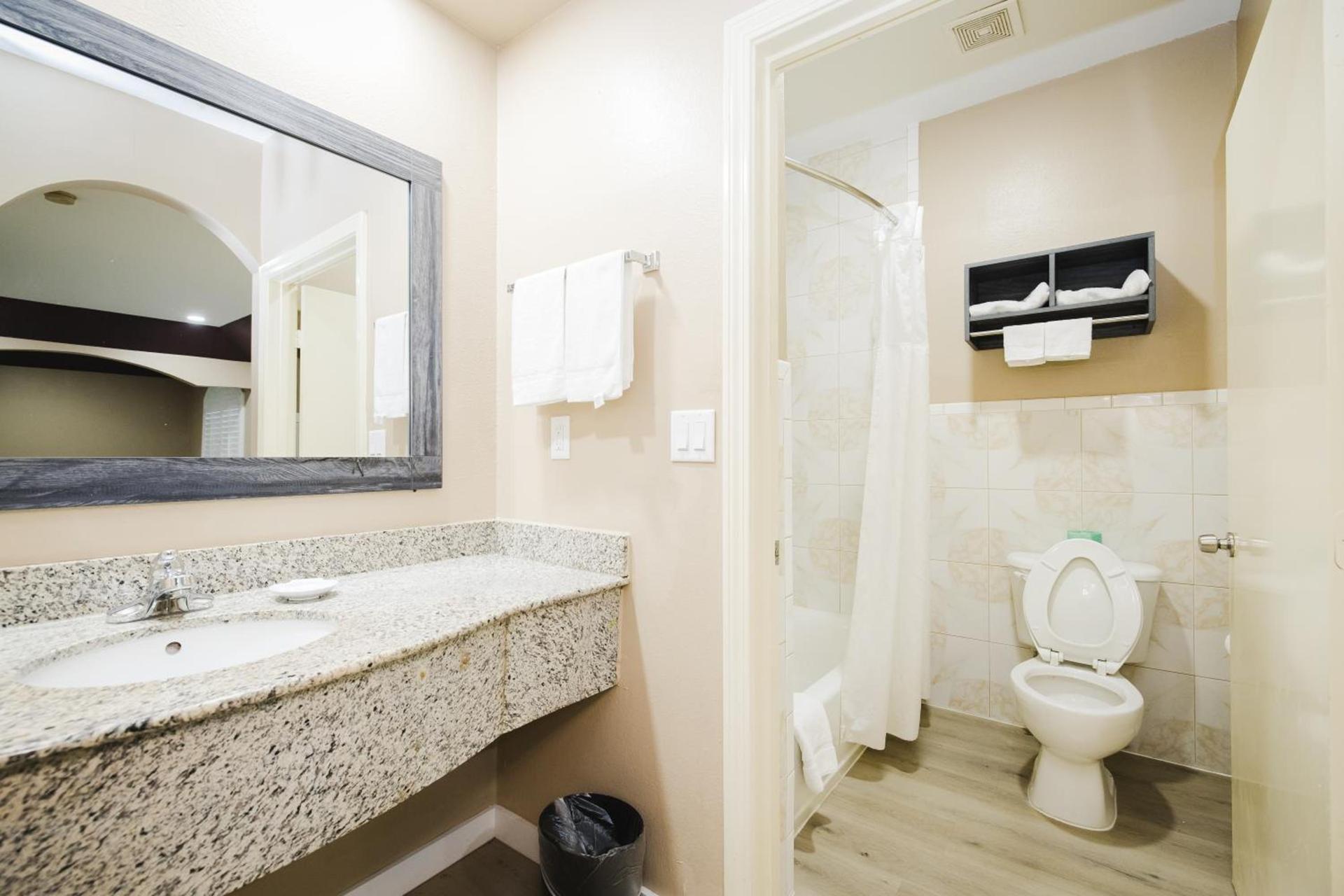 Sapphire Inn & Suites photo 70