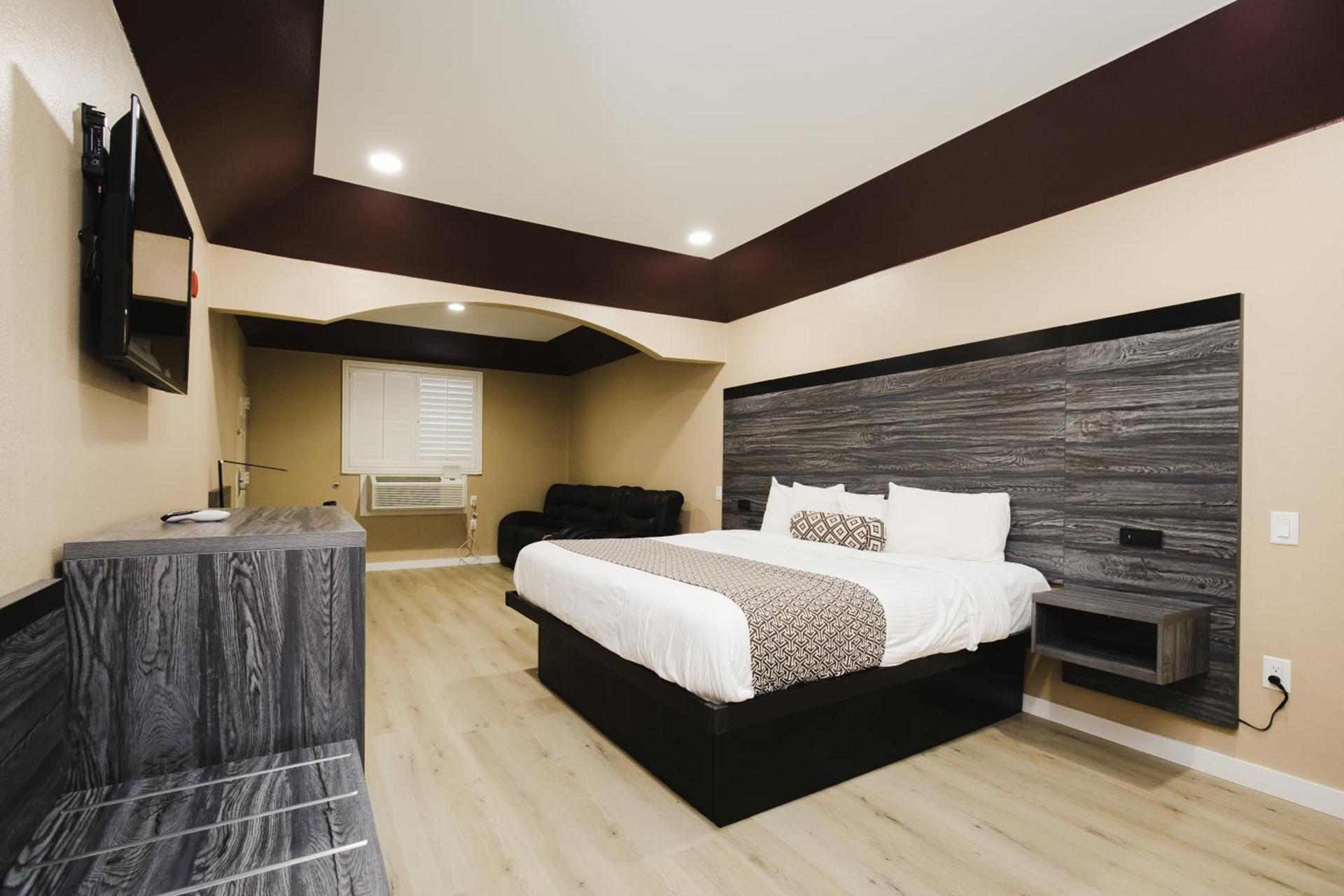 Sapphire Inn & Suites photo 24