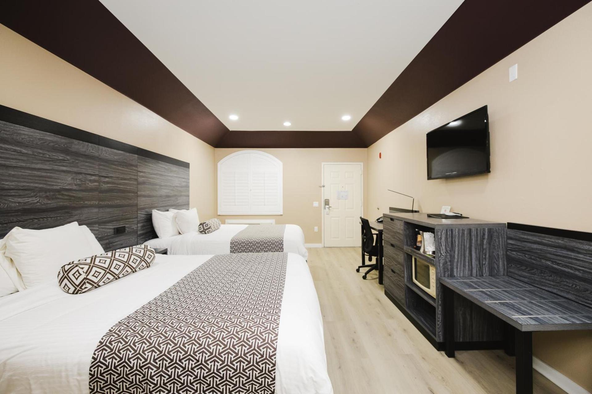 Sapphire Inn & Suites photo 41