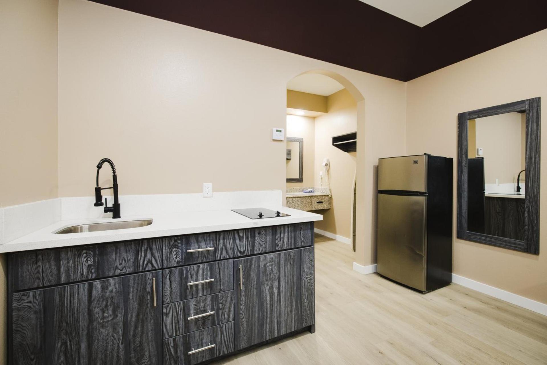 Sapphire Inn & Suites photo 14
